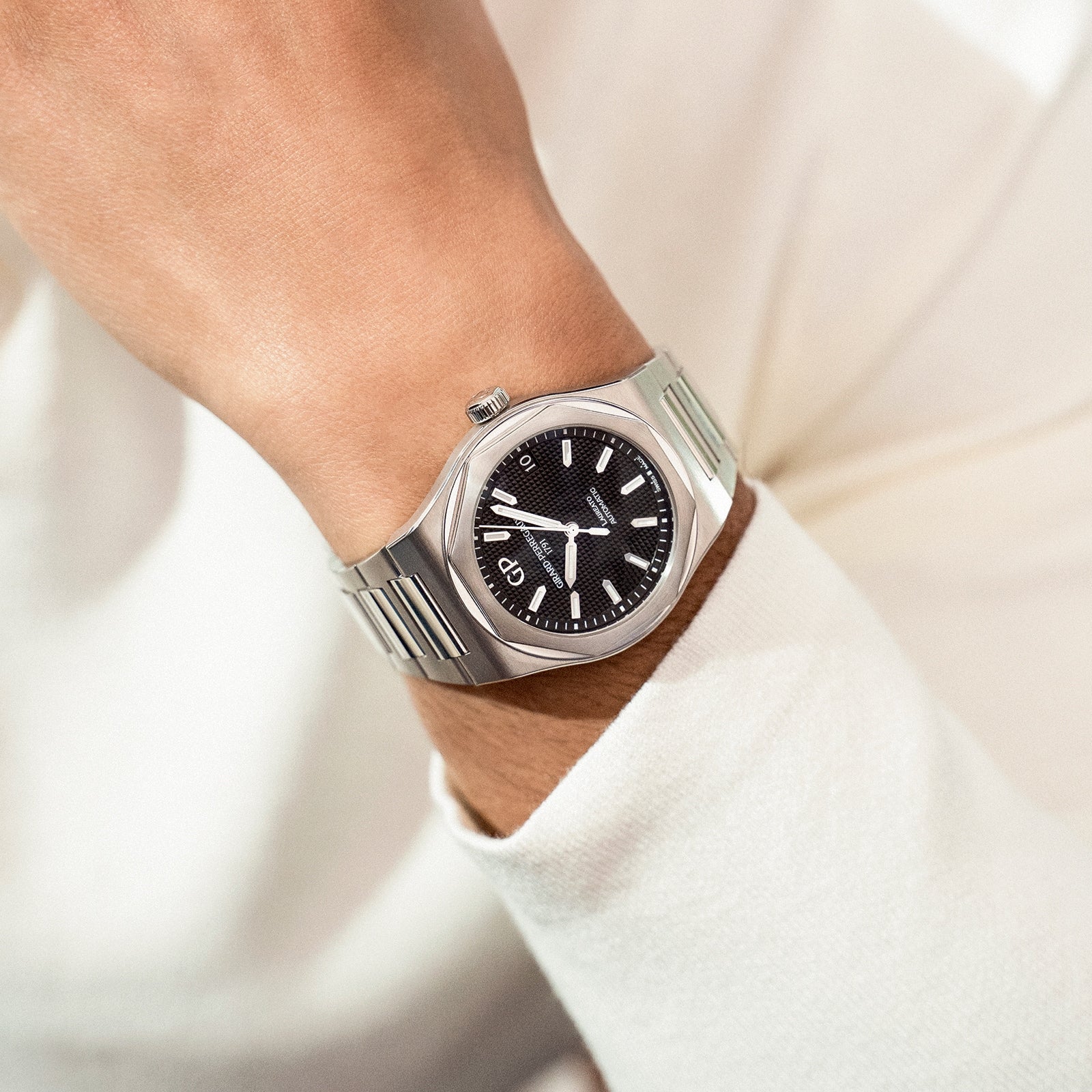 Laureato 42 | 42mm, Stainless Steel, Black Dial