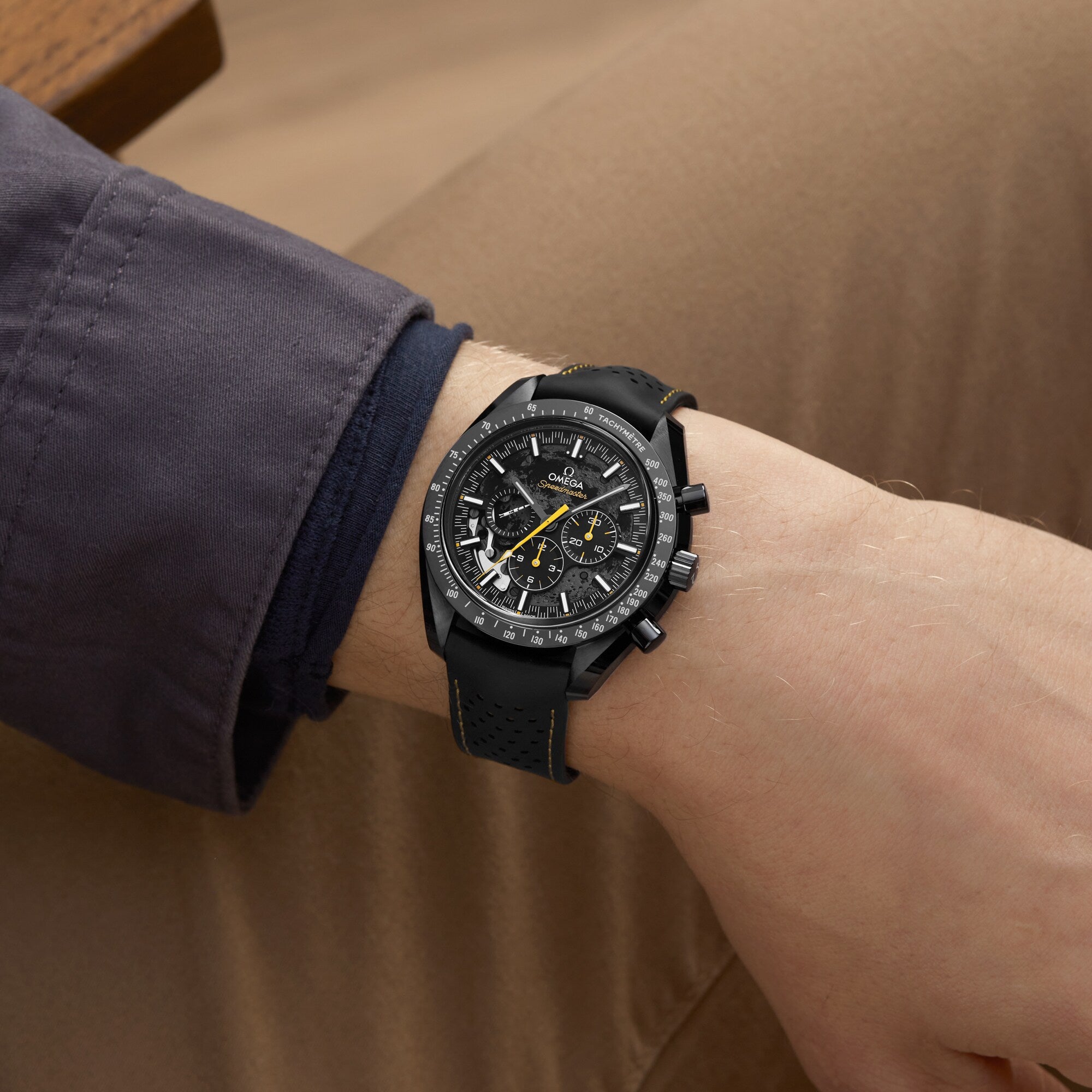 Speedmaster Moonwatch Apollo 8 Dark Side Of The Moon | 44mm, Rubber, Black Dial