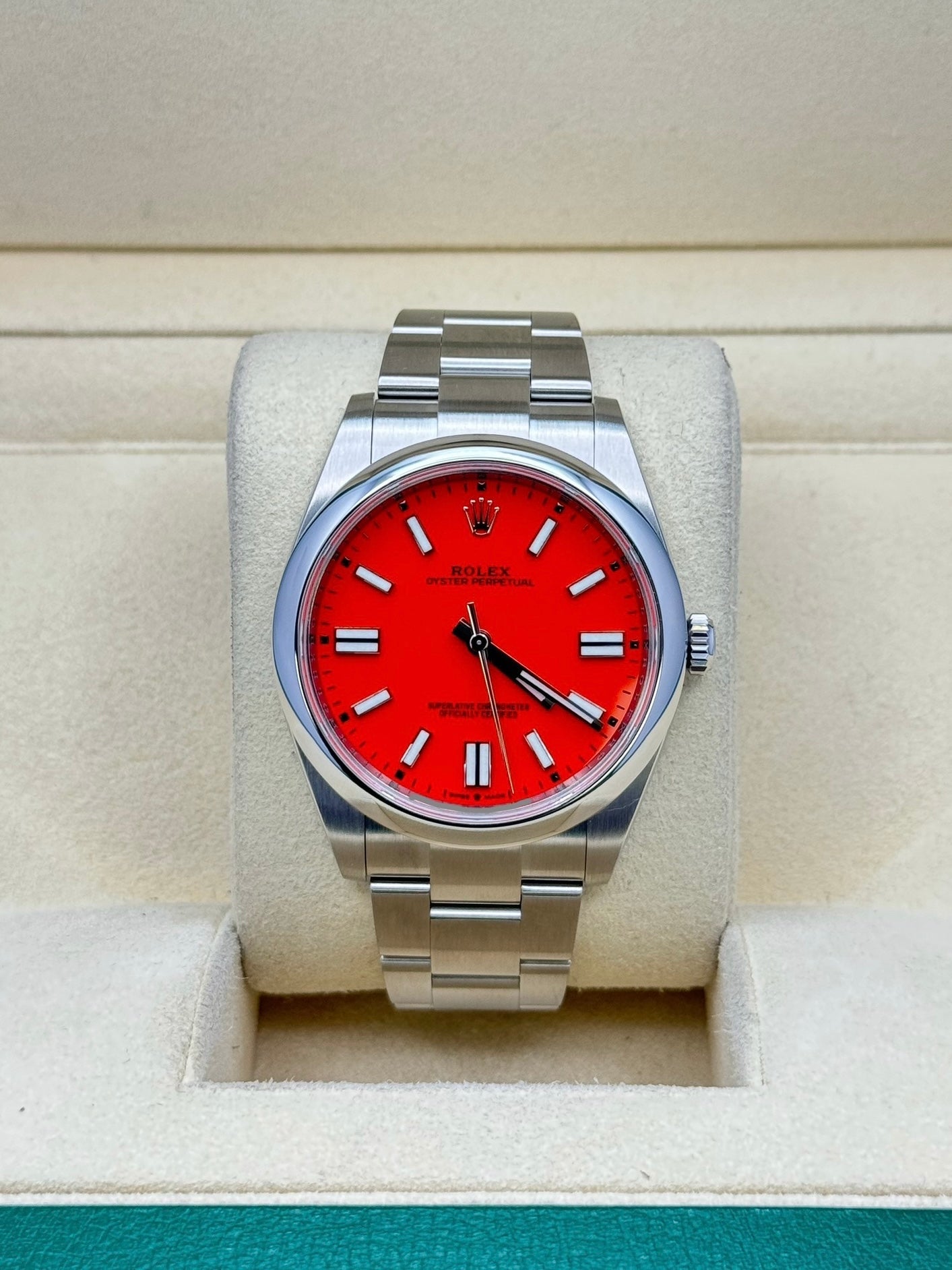 Rolex Oyster Perpetual 41  - Coral Red Index Dial - Oyster Bracelet - 124300 reio