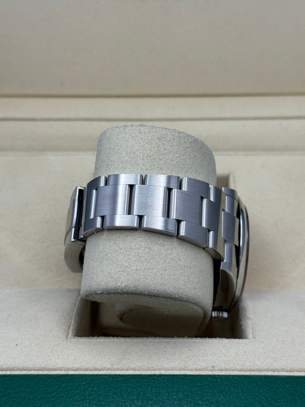 Rolex Oyster Perpetual 41  - Coral Red Index Dial - Oyster Bracelet - 124300 reio