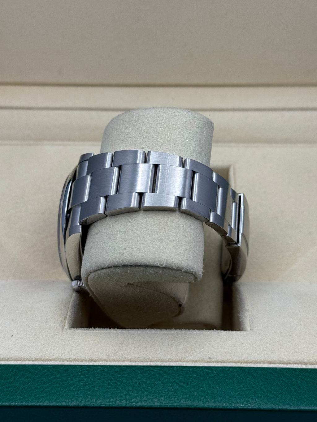 Rolex Oyster Perpetual 41  - Coral Red Index Dial - Oyster Bracelet - 124300 reio