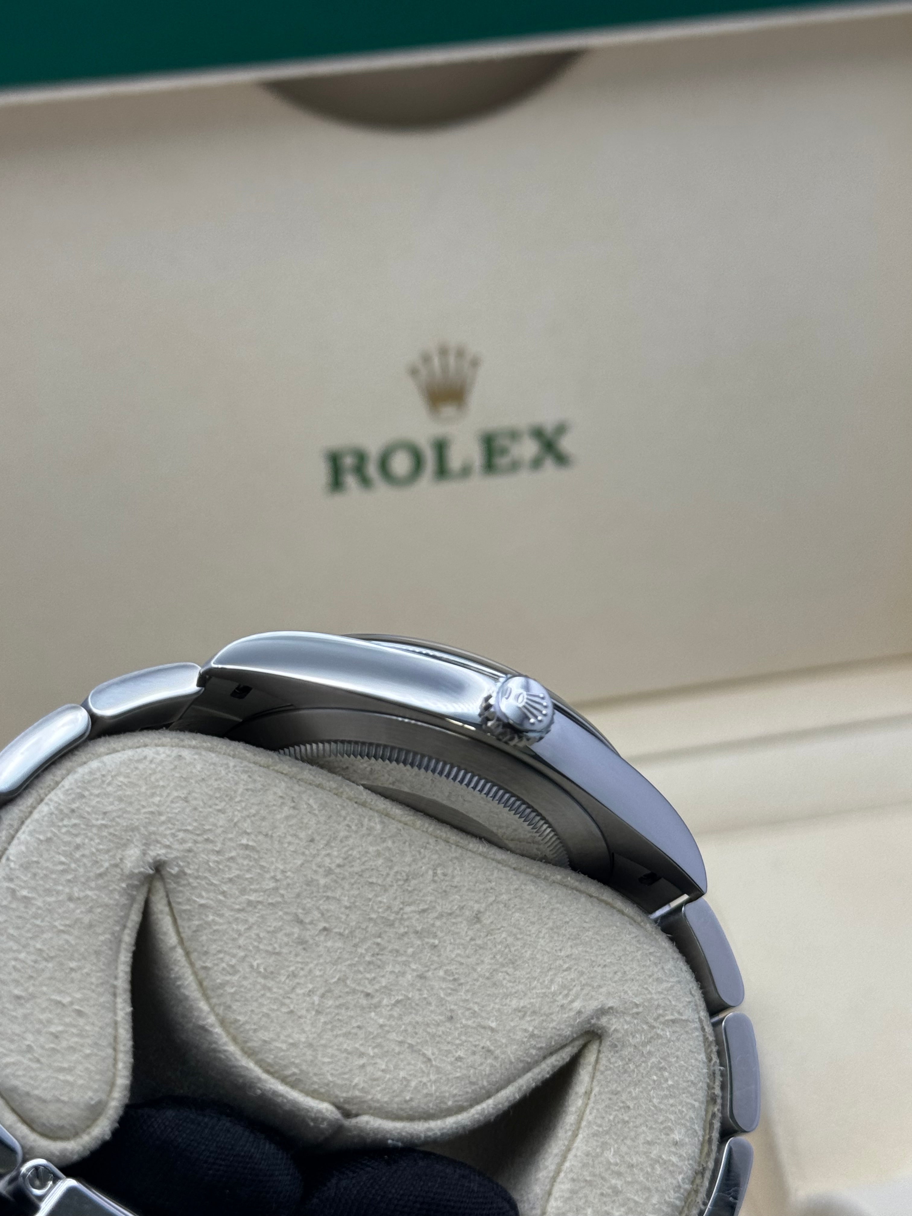 Rolex Oyster Perpetual 41  - Coral Red Index Dial - Oyster Bracelet - 124300 reio