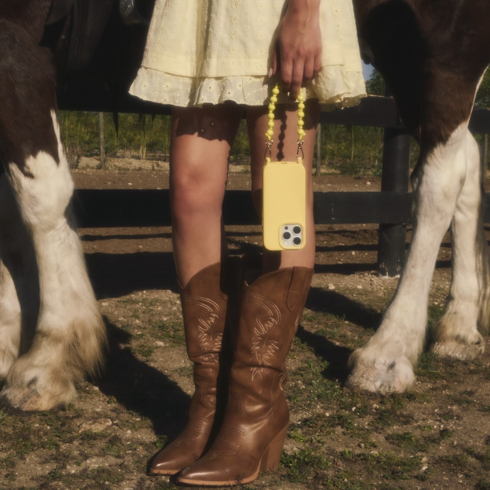 Cordée Cases Daisy Phone Wristlet