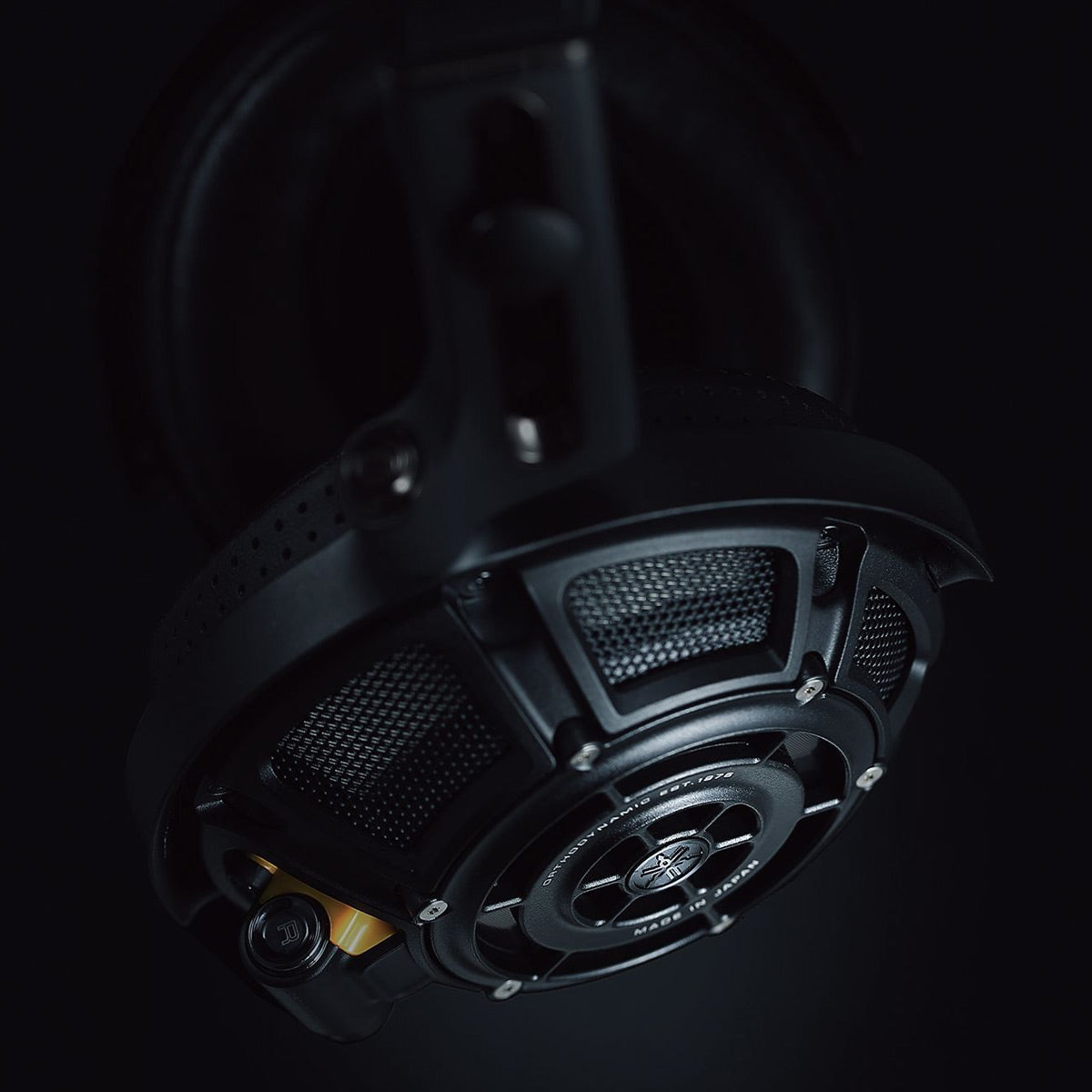 Yamaha YH-5000SE Over-Ear Headphones with Aluminum Headphone Stand