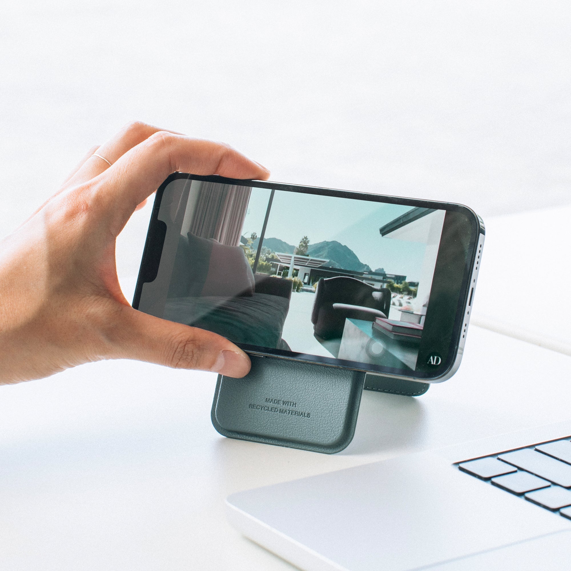 Active Wallet Stand Magnetic