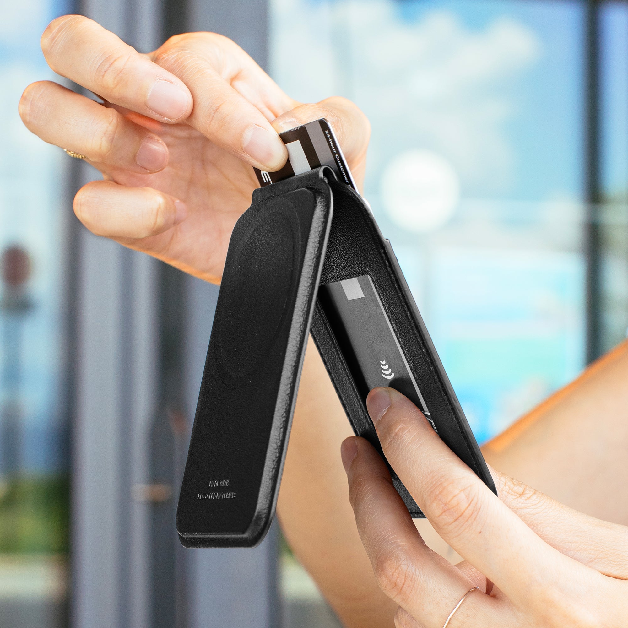 Active Wallet Stand Magnetic