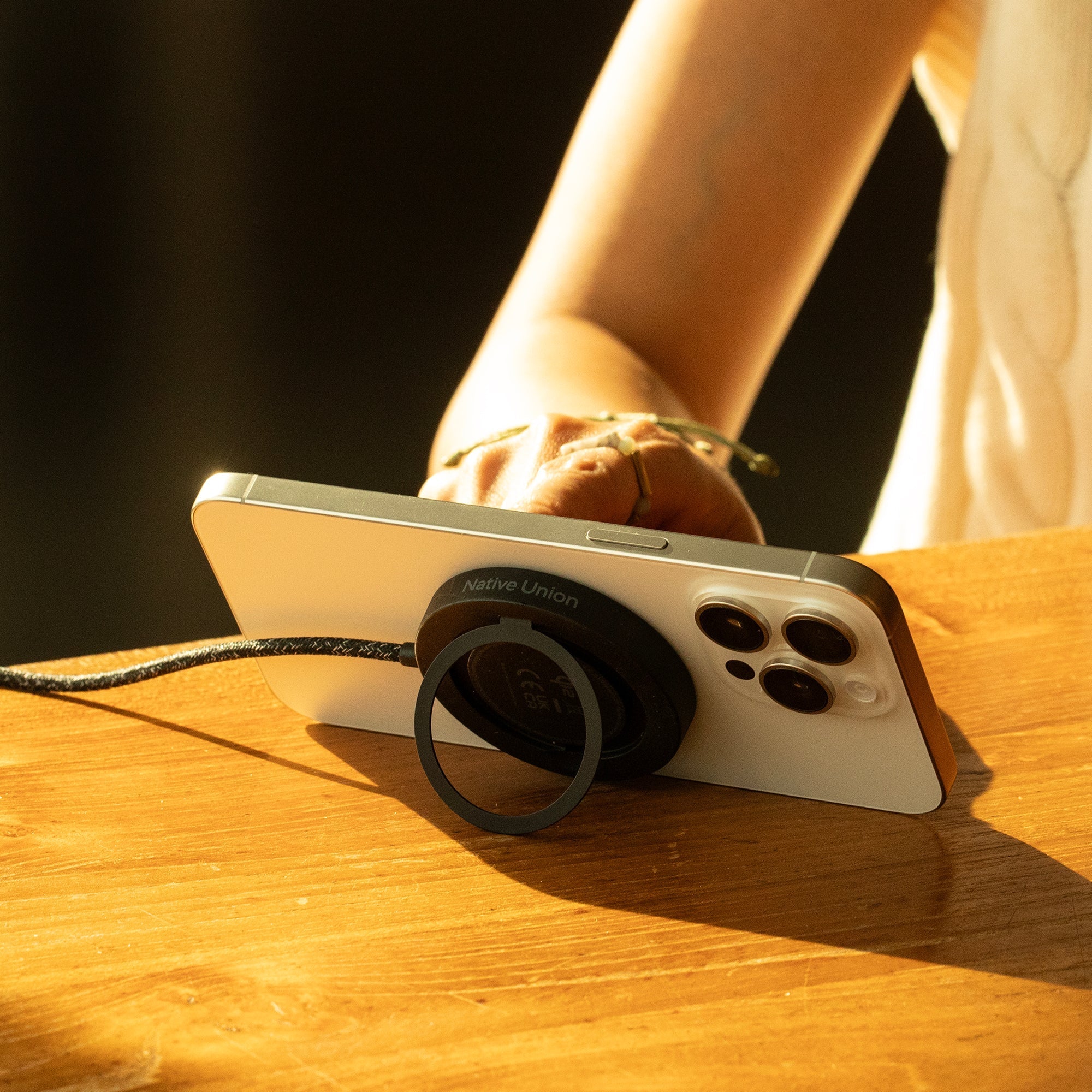 SnapStand Magnetic Charger