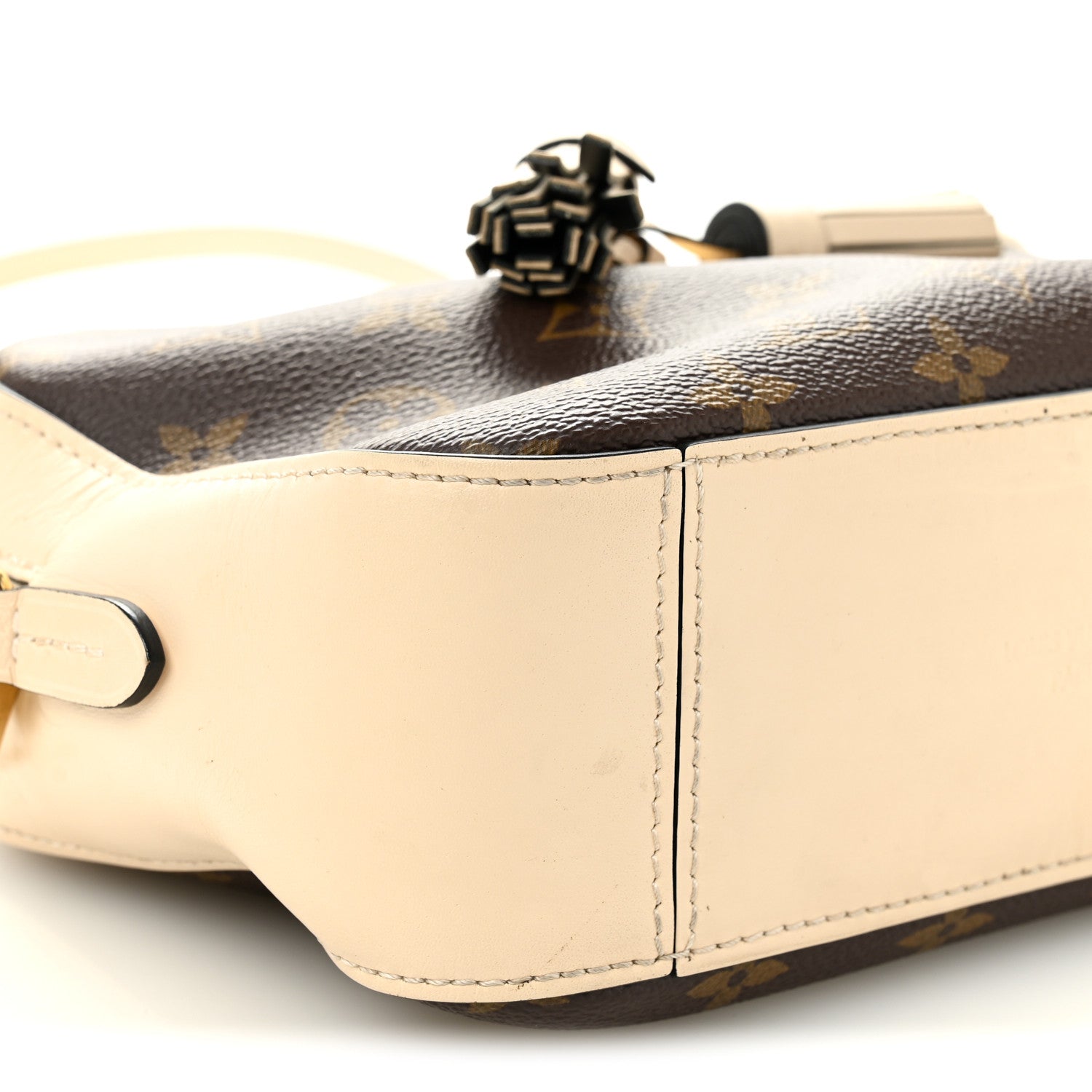 Monogram Saintonge Creme