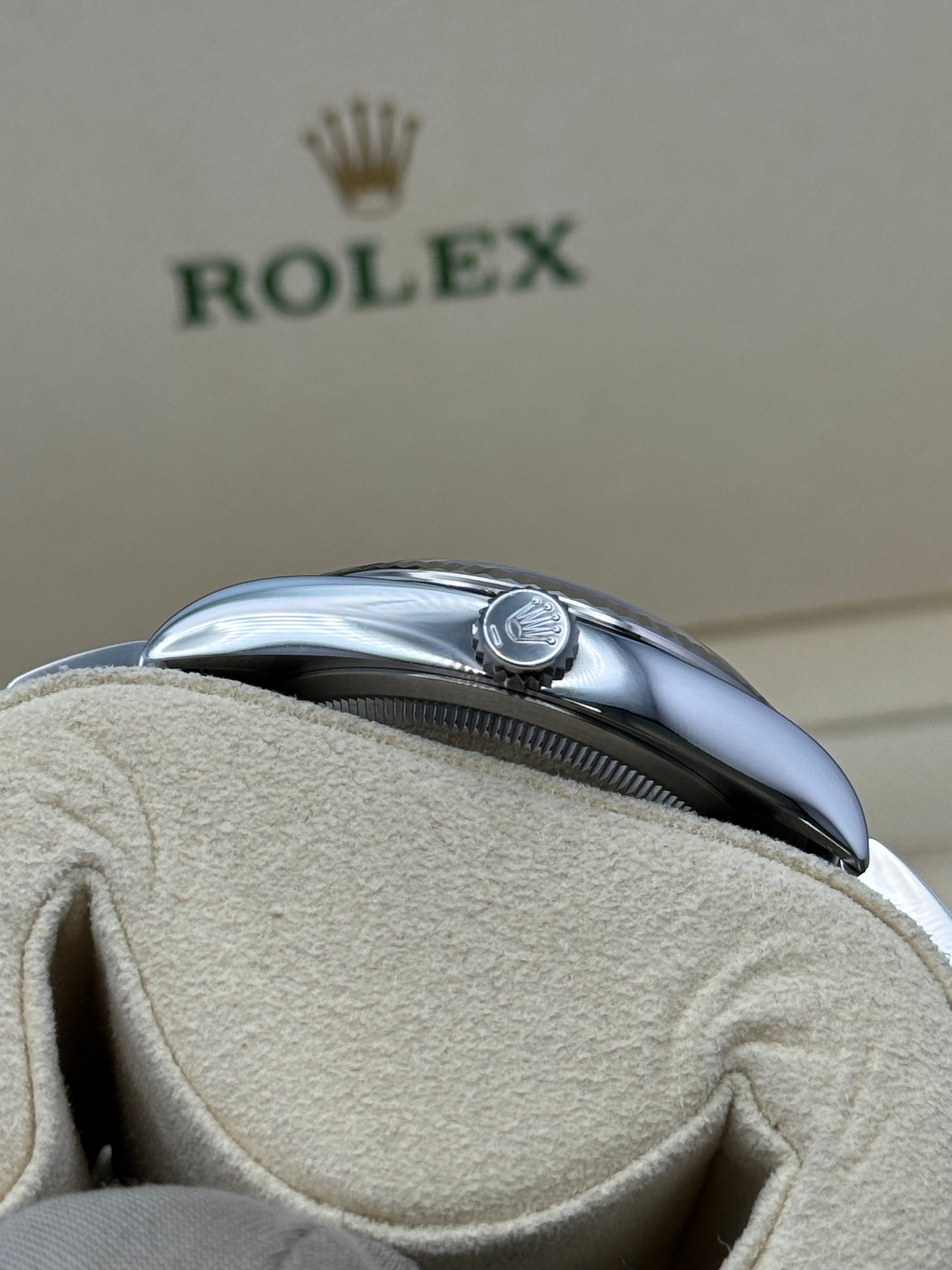 Rolex Steel Datejust 36  - Black Index Dial - Oyster Bracelet - 126234 bkio
