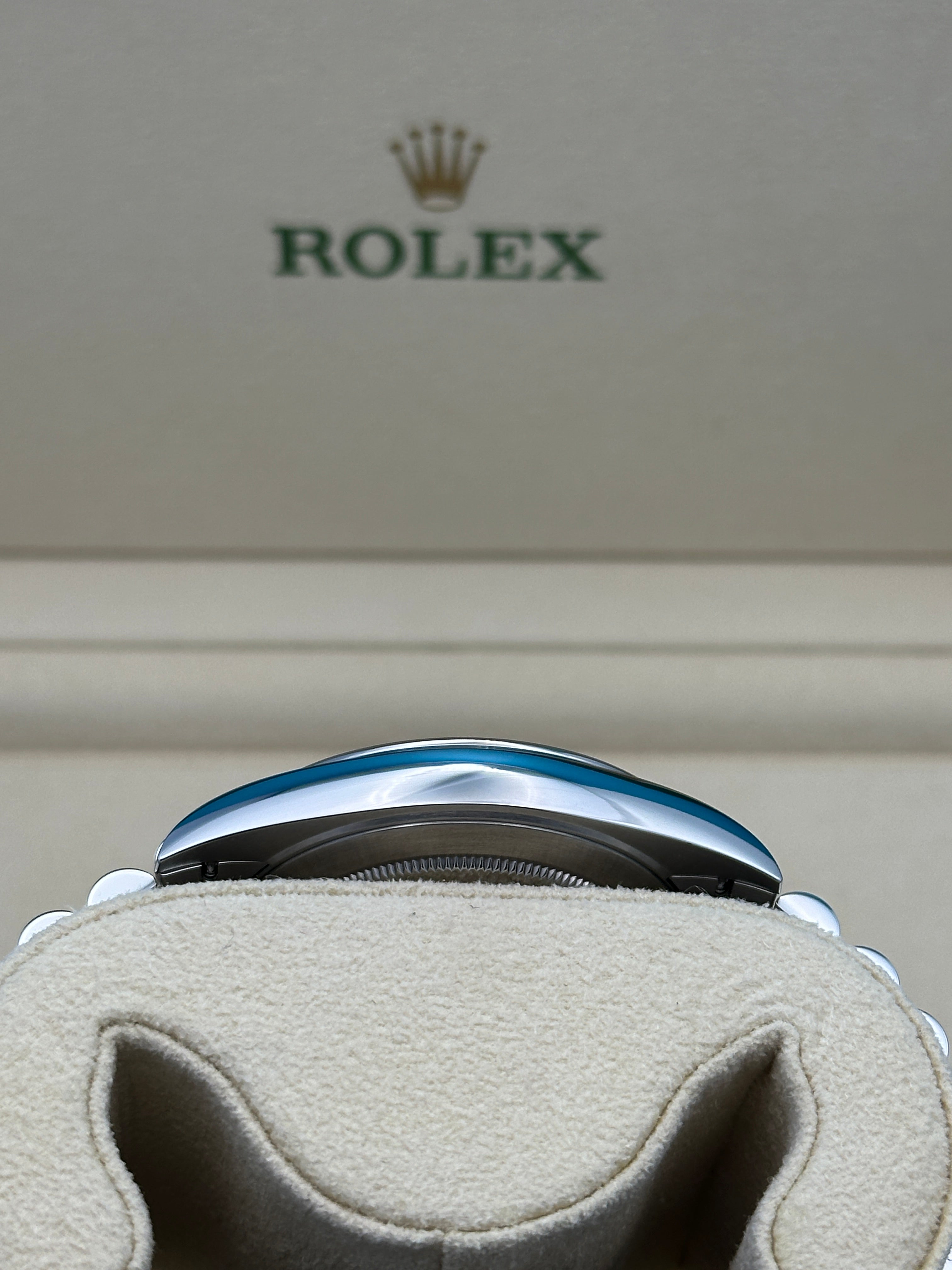 Rolex Steel Datejust 41  - Smooth Bezel - Blue Index Dial - Jubilee Bracelet - 126300 blij