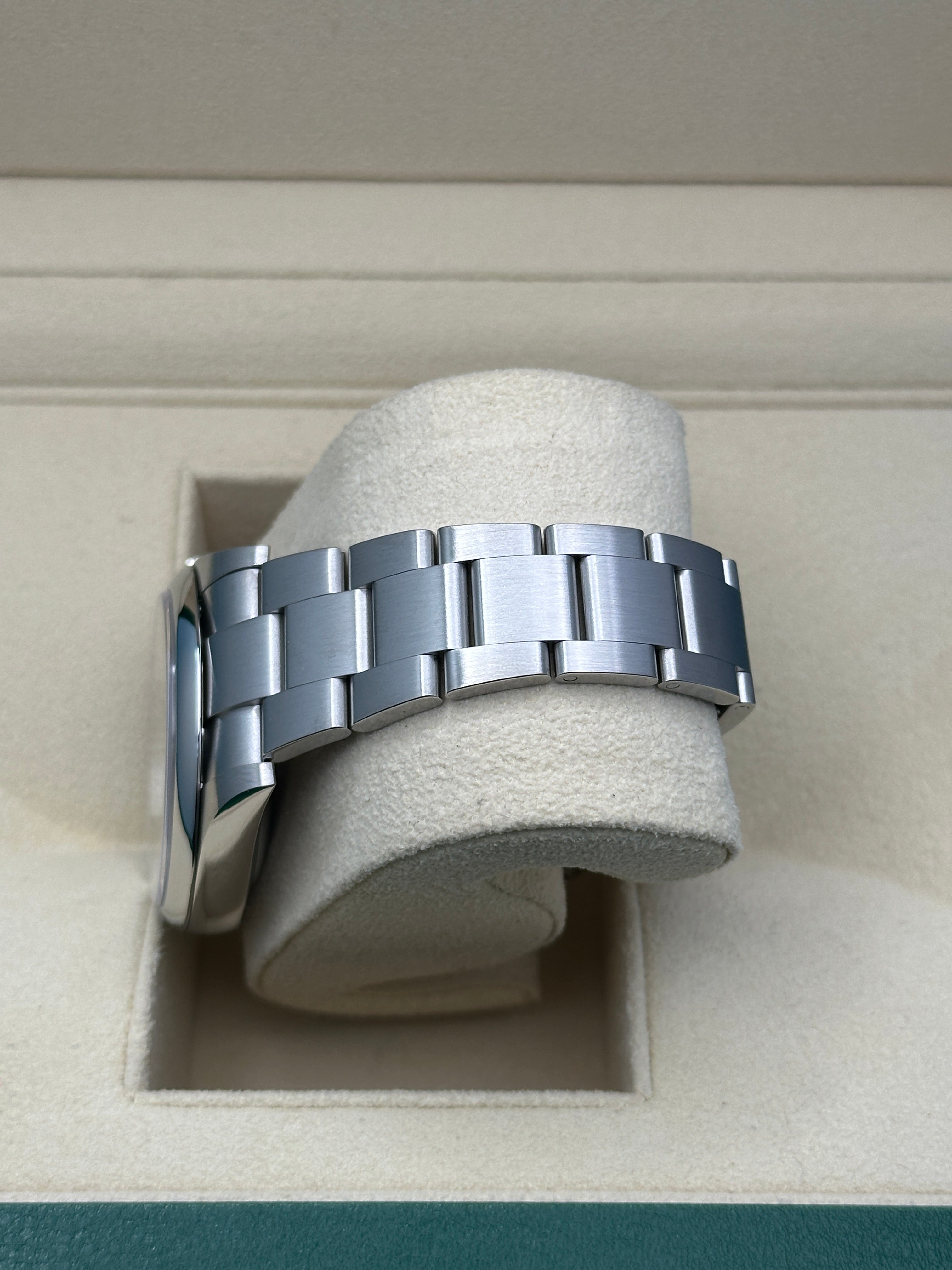 Rolex Oyster Perpetual 41  - Silver Index Dial - Oyster Bracelet - 124300 sio