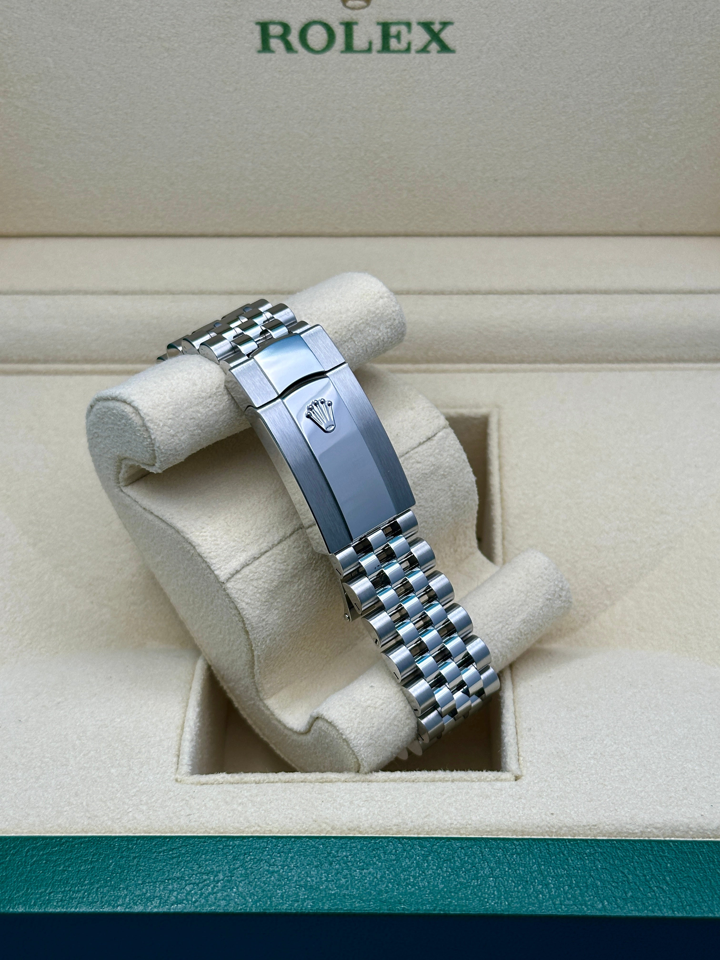 Rolex Steel and White Gold Rolesor Datejust 41  - Silver Index Dial - Jubilee Bracelet - 126334 sij