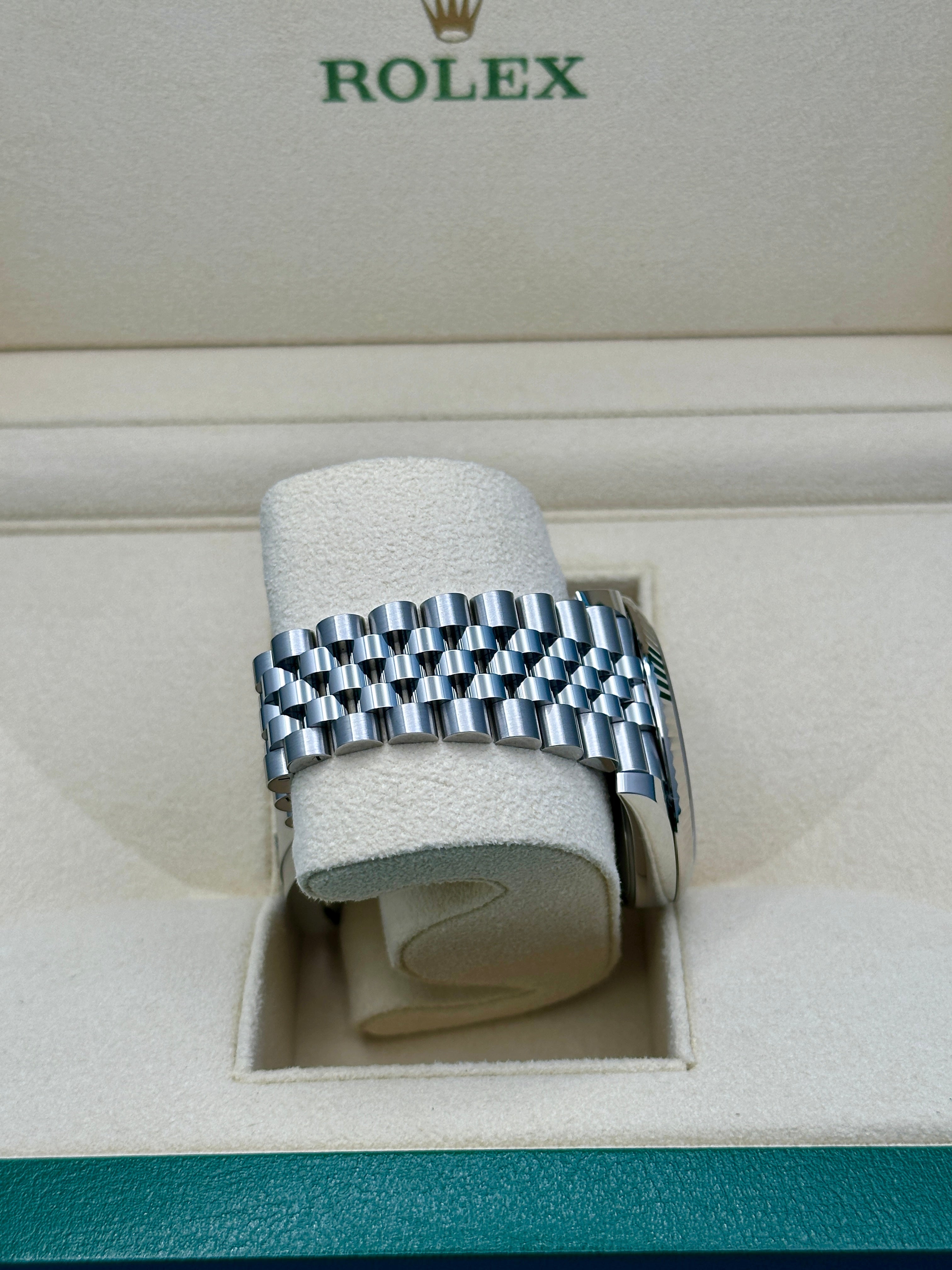 Rolex Steel and White Gold Rolesor Datejust 41  - Silver Index Dial - Jubilee Bracelet - 126334 sij