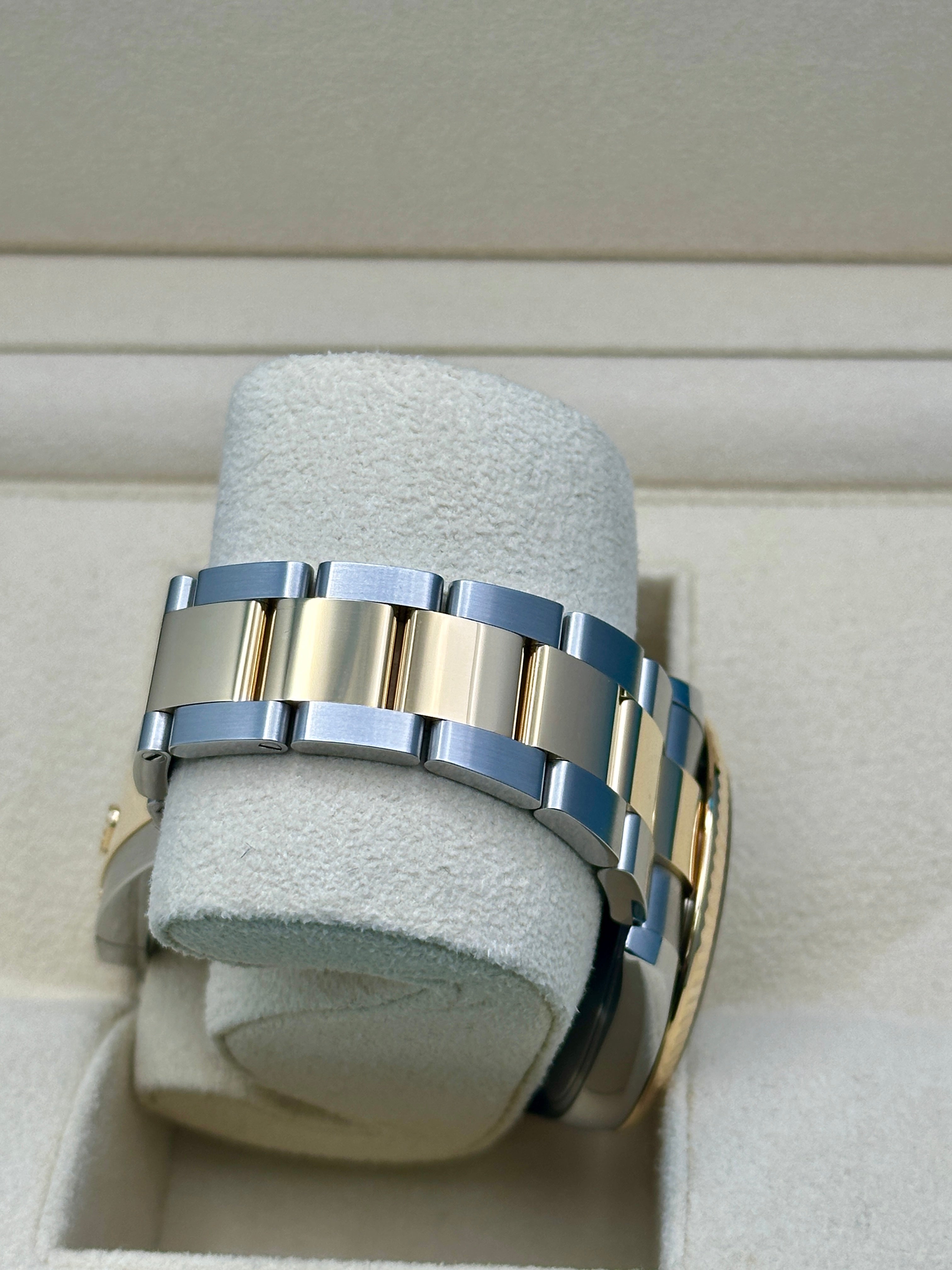 Rolex Steel and Yellow Gold Rolesor Datejust 41  - Silver Index Dial - Oyster Bracelet - 126333 sio