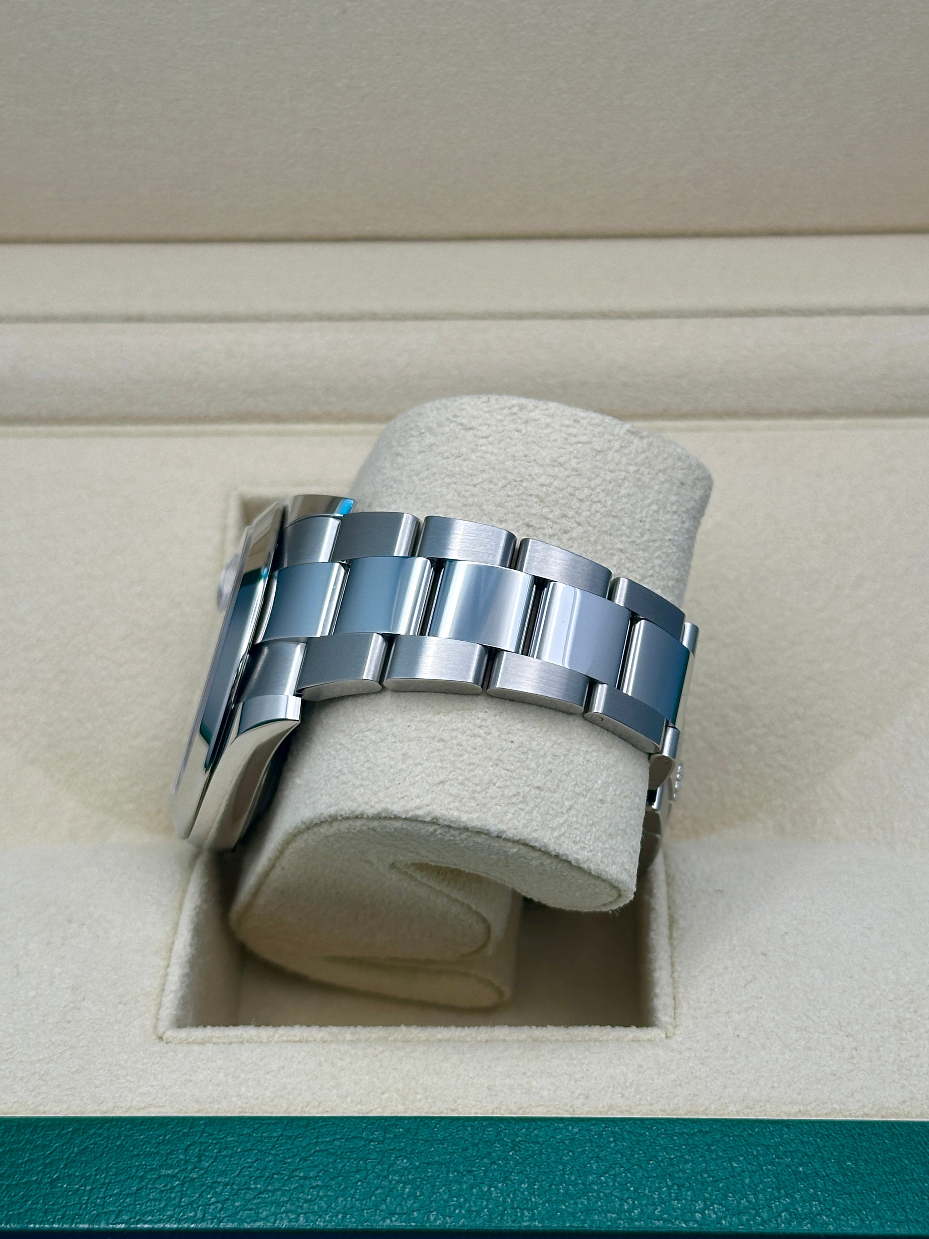 Rolex Steel Datejust 41  - Smooth Bezel - Dark Rhodium Index Dial - Oyster Bracelet - 126300 dkrio