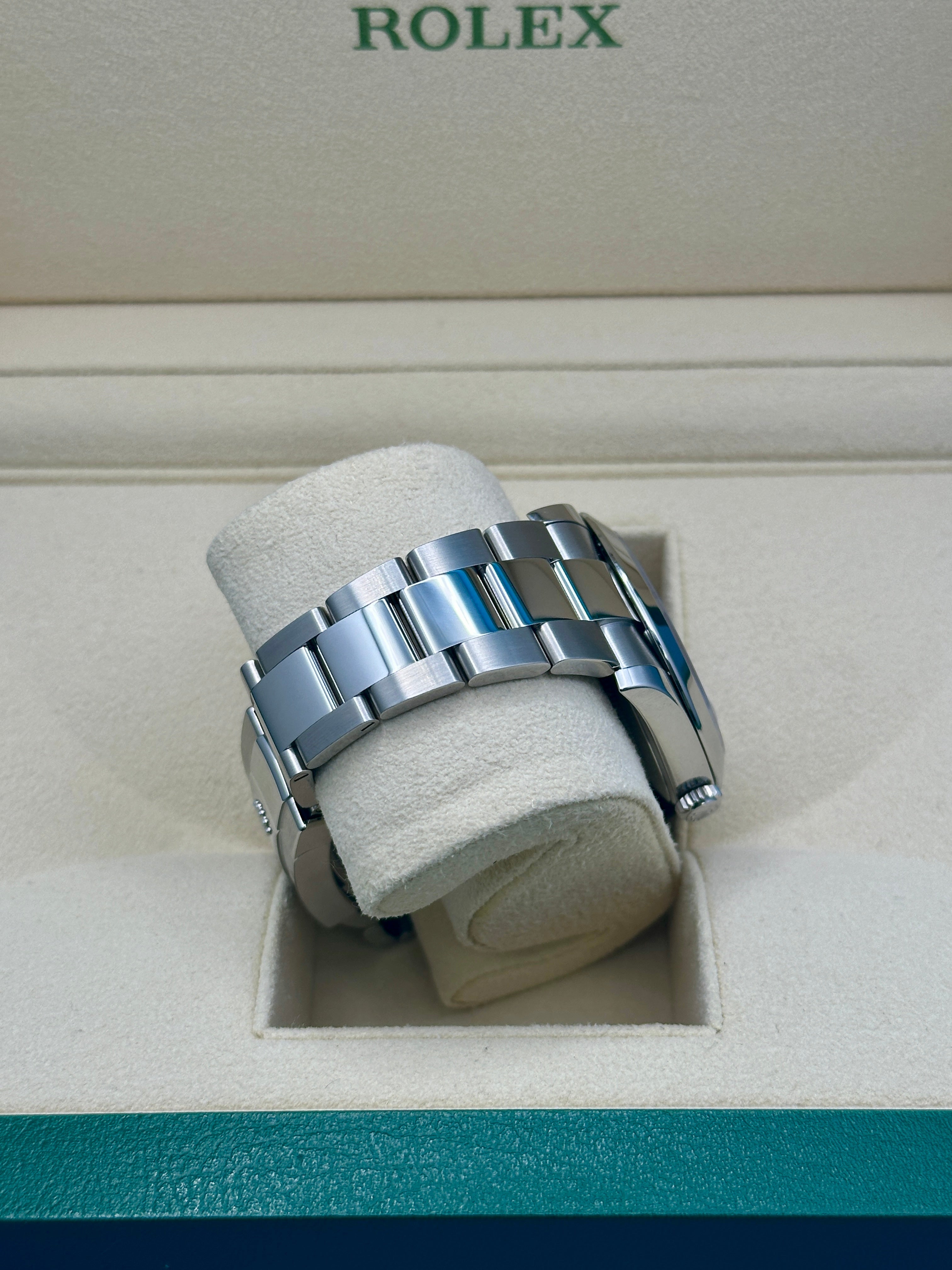 Rolex Steel Datejust 41  - Smooth Bezel - Silver Index Dial - Oyster Bracelet - 126300 sio