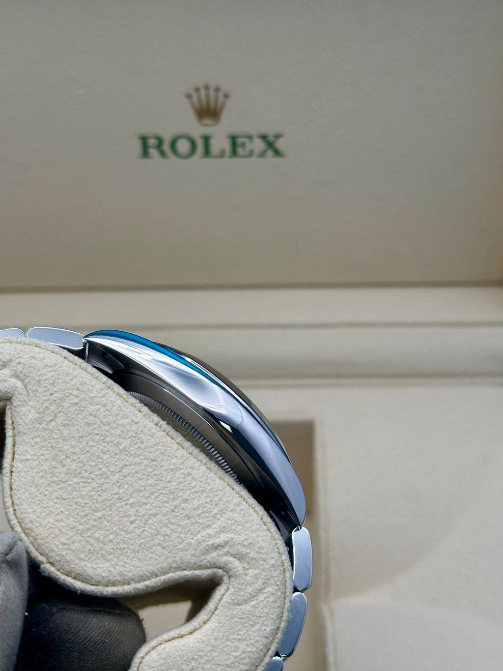 Rolex Steel Datejust 41  - Smooth Bezel - Silver Index Dial - Oyster Bracelet - 126300 sio