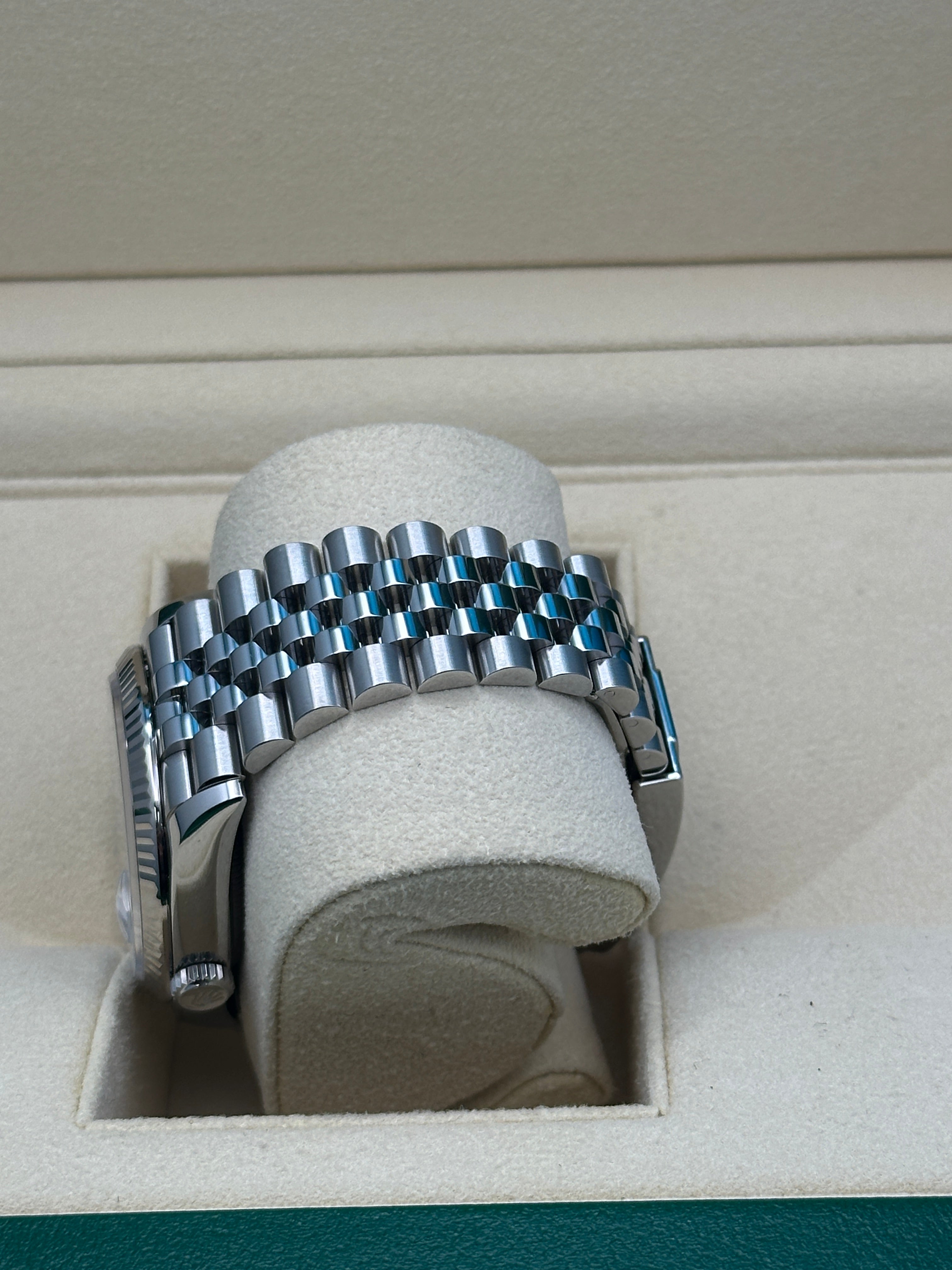 Rolex Steel Datejust 36  - Aubergine Purple Diamond Roman VI and IX Dial - Jubilee Bracelet - 126234 audr69j