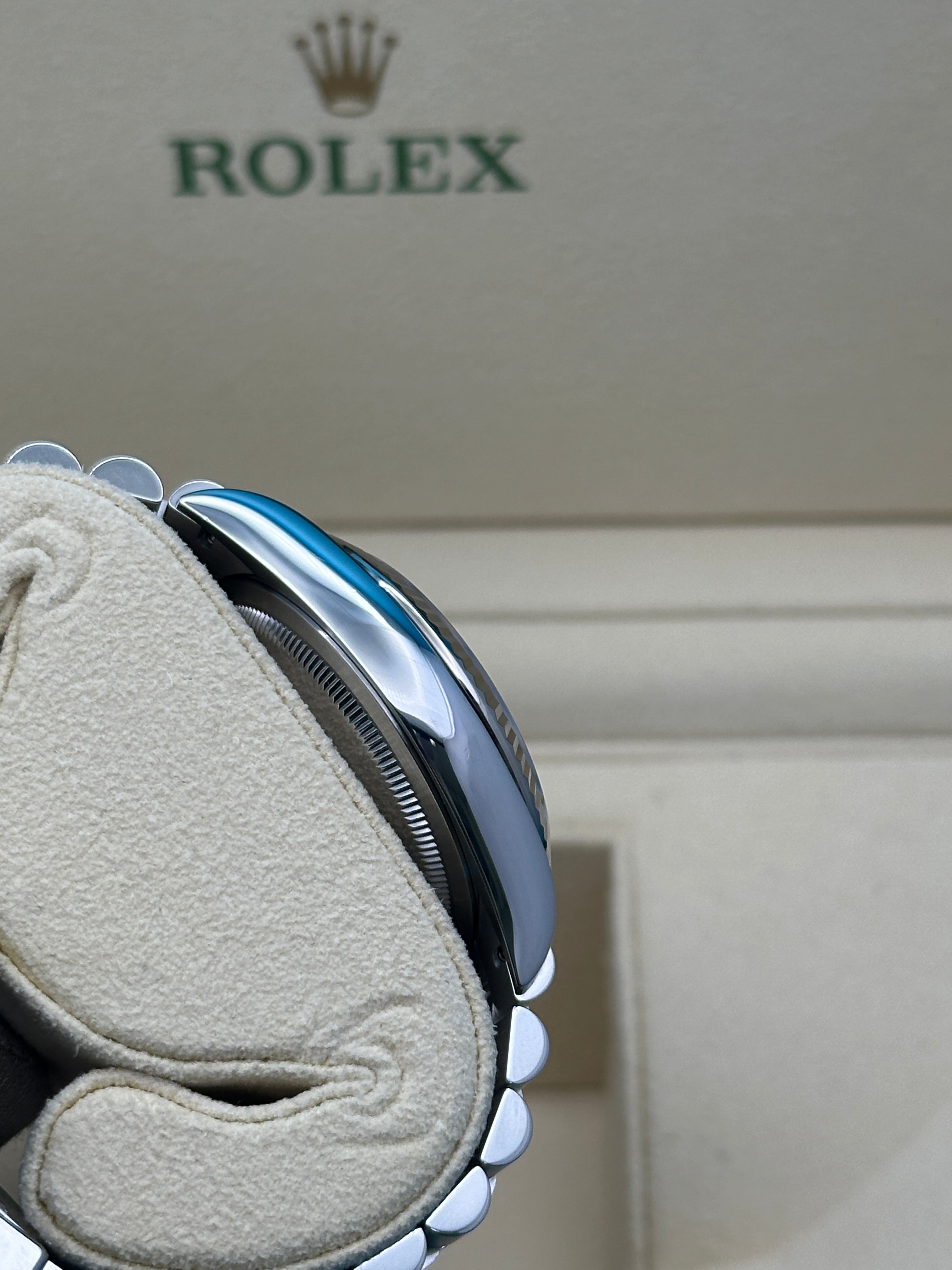 Rolex Steel Datejust 36  - Aubergine Purple Diamond Roman VI and IX Dial - Jubilee Bracelet - 126234 audr69j