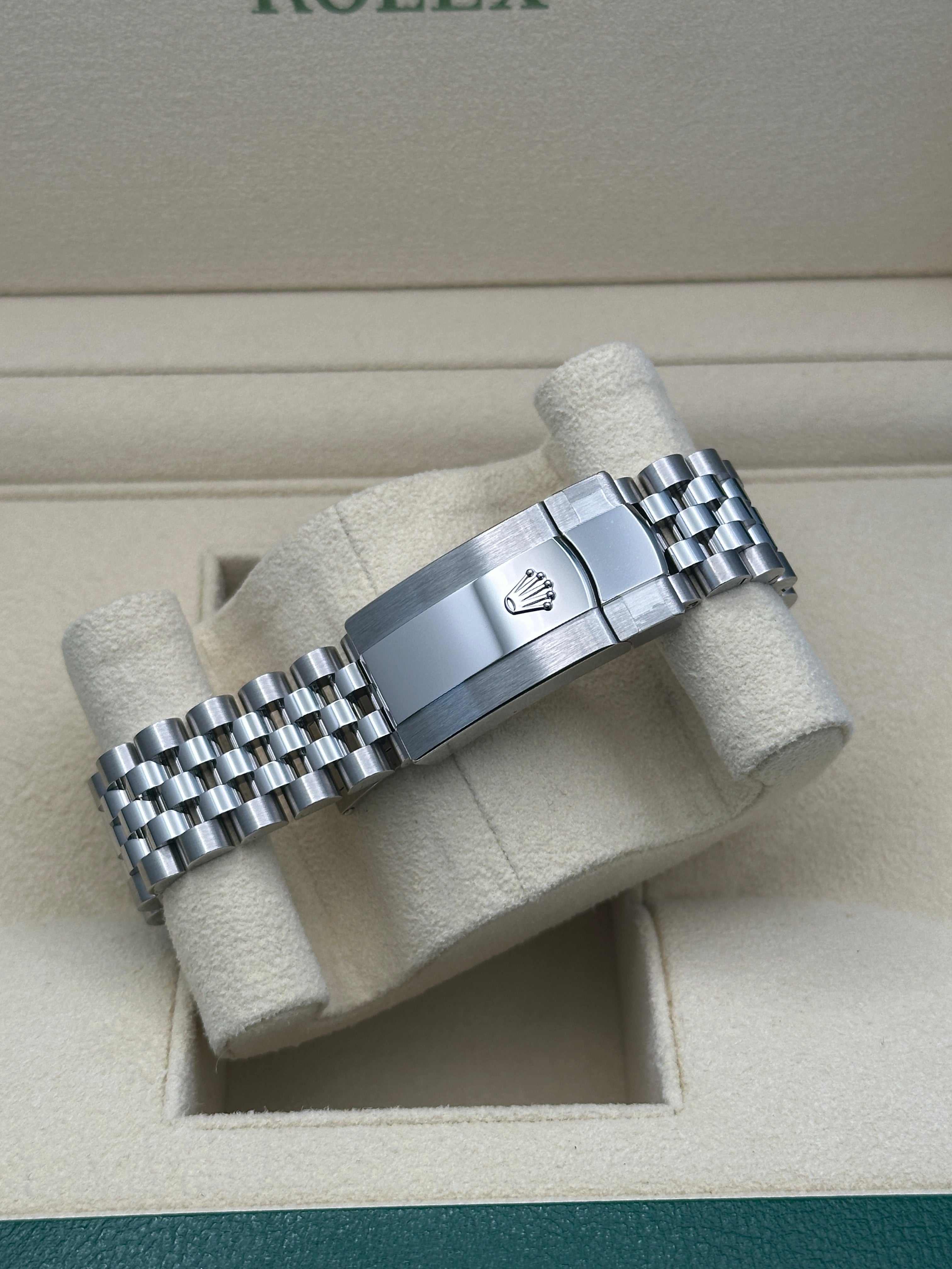 Rolex Steel Datejust 41  - Smooth Bezel - Silver Index Dial - Jubilee Bracelet - 126300 sij