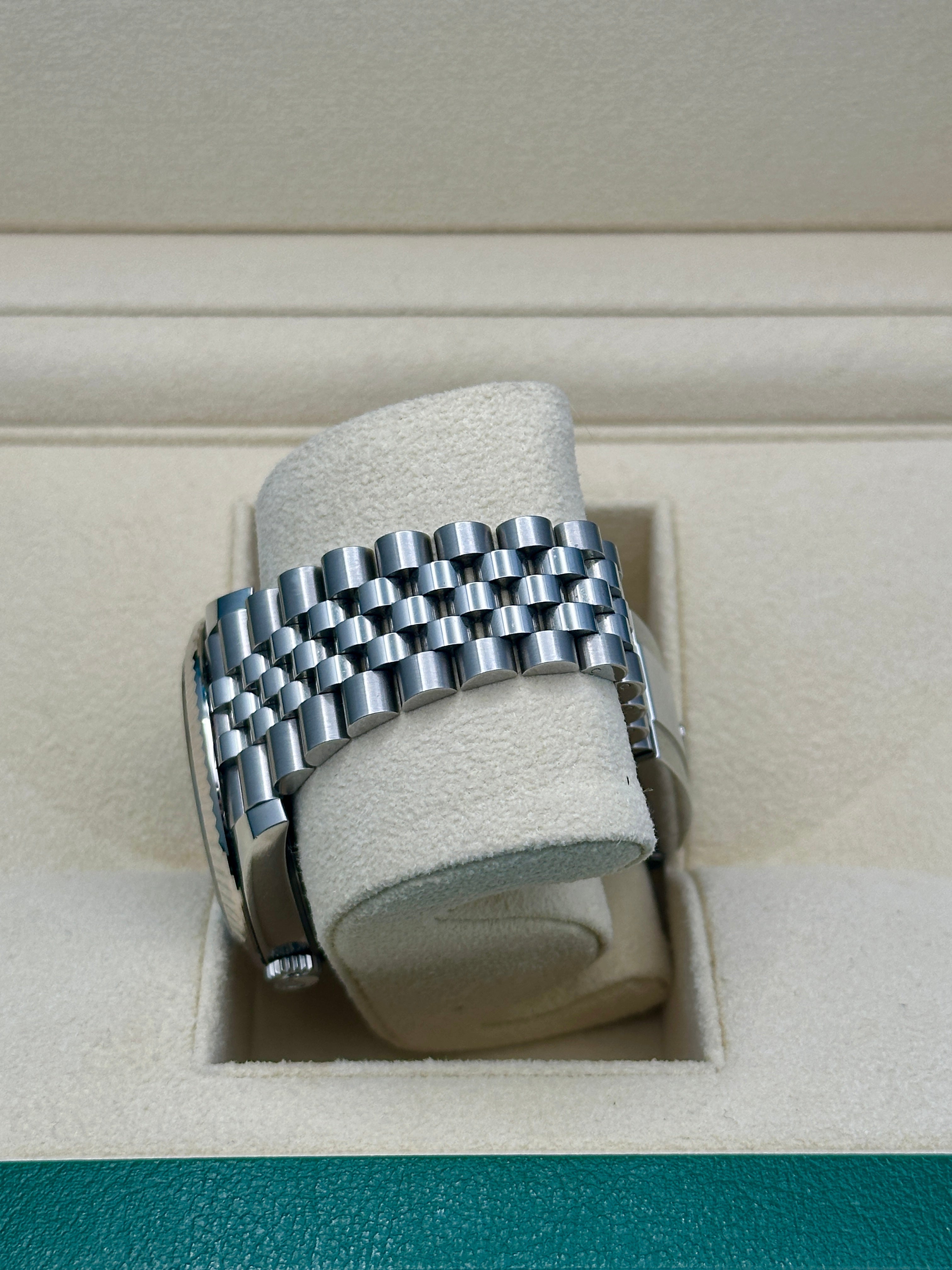 Rolex Steel and White Gold Rolesor Datejust 41  - Blue Index Dial - Jubilee Bracelet - 126334 blij