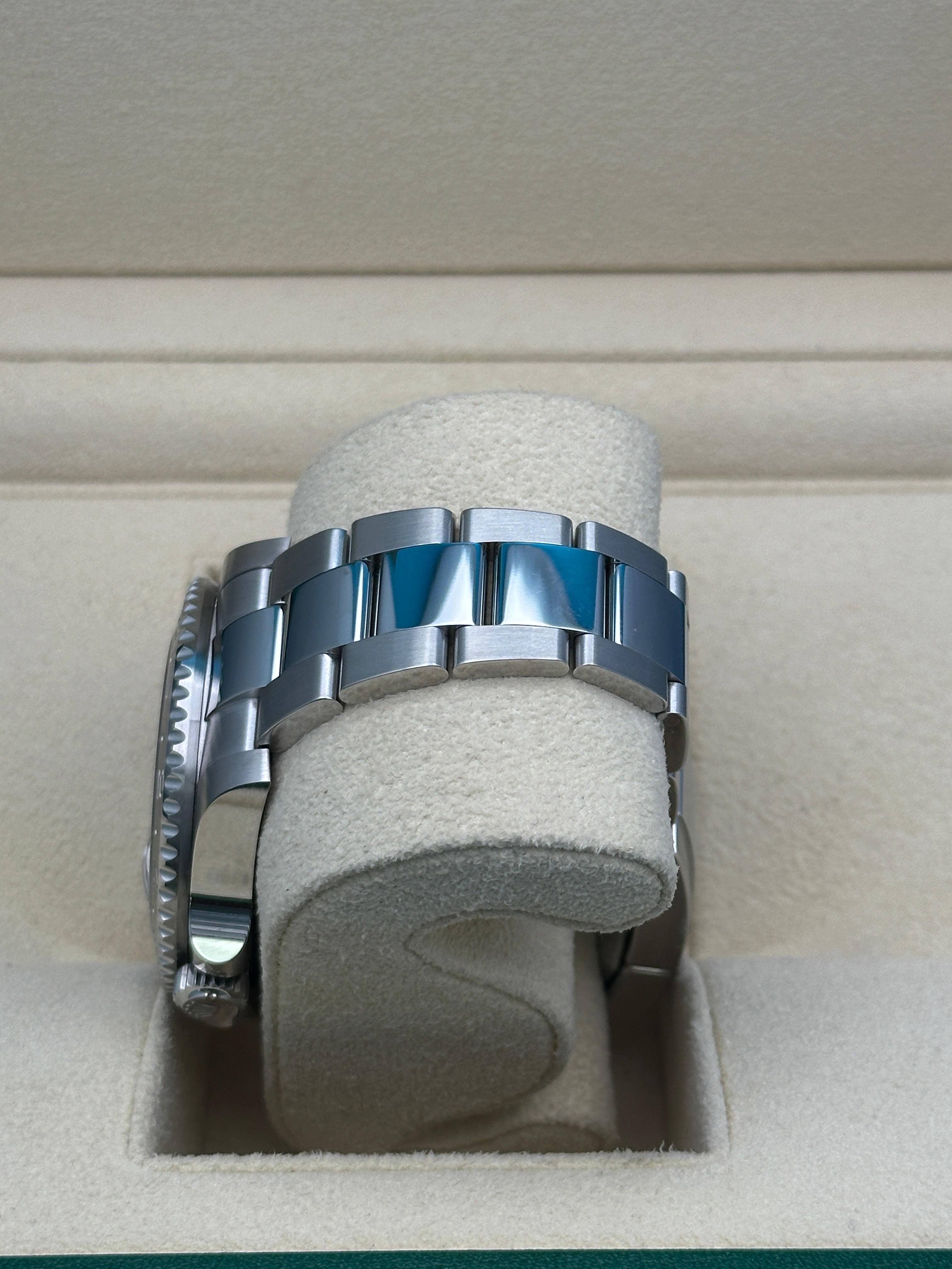 Rolex Steel GMT-Master II 40  - Black And Blue Batman Bezel - Black Dial - Oyster Bracelet - 126710BLNR