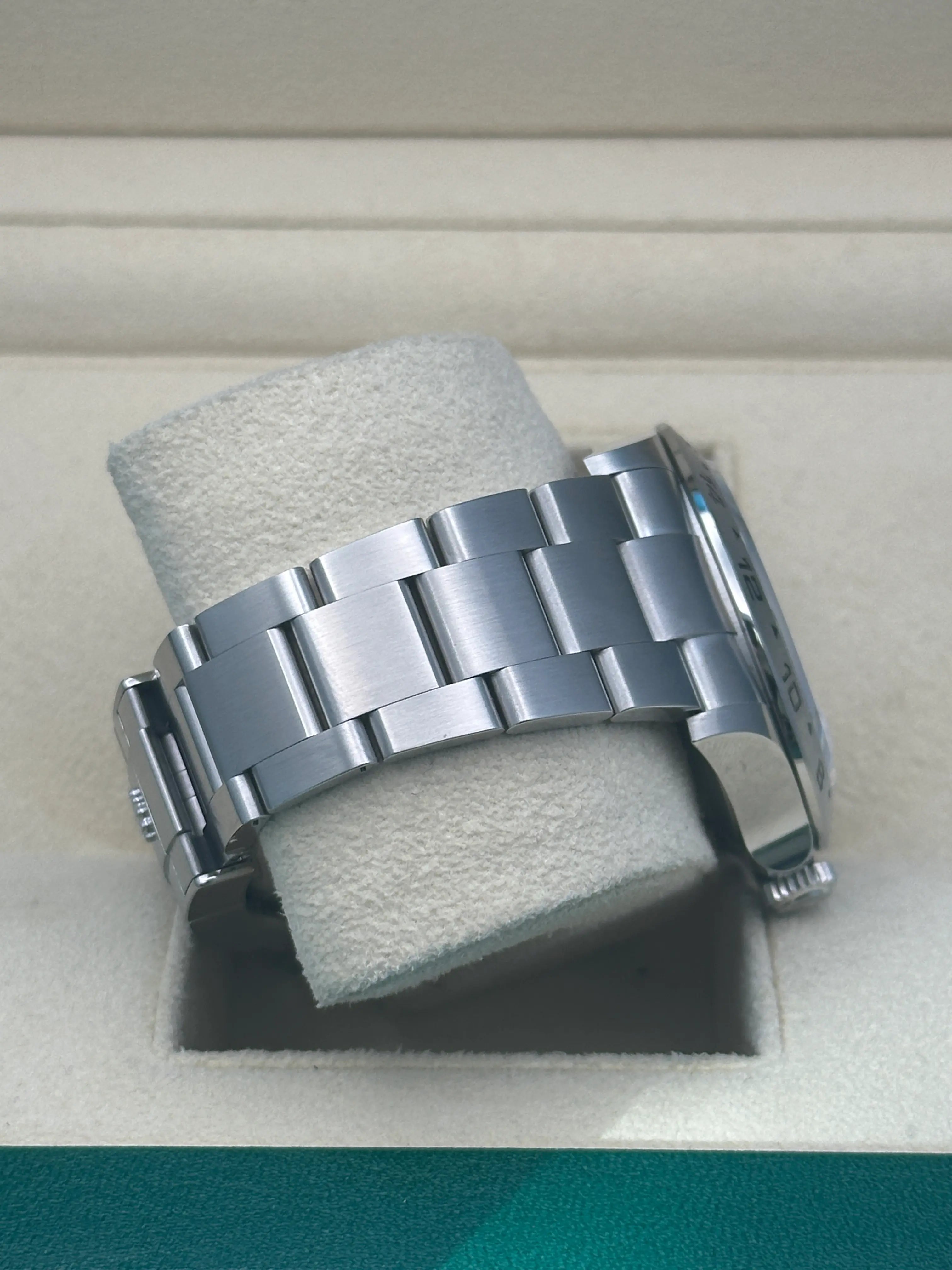 Rolex Oyster Perpetual Explorer II  - Oystersteel - Black Dial - Oyster Bracelet -  226570 bk