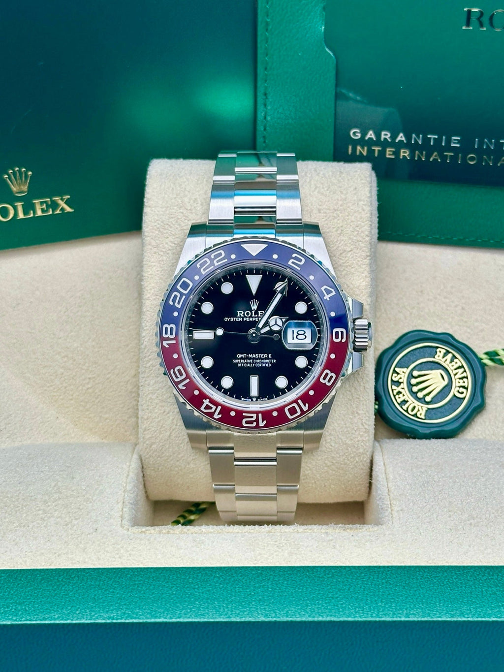 Rolex Steel GMT-Master II 40  - Blue And Red Pepsi Bezel - Black Dial - Oyster Bracelet - 126710BLRO o