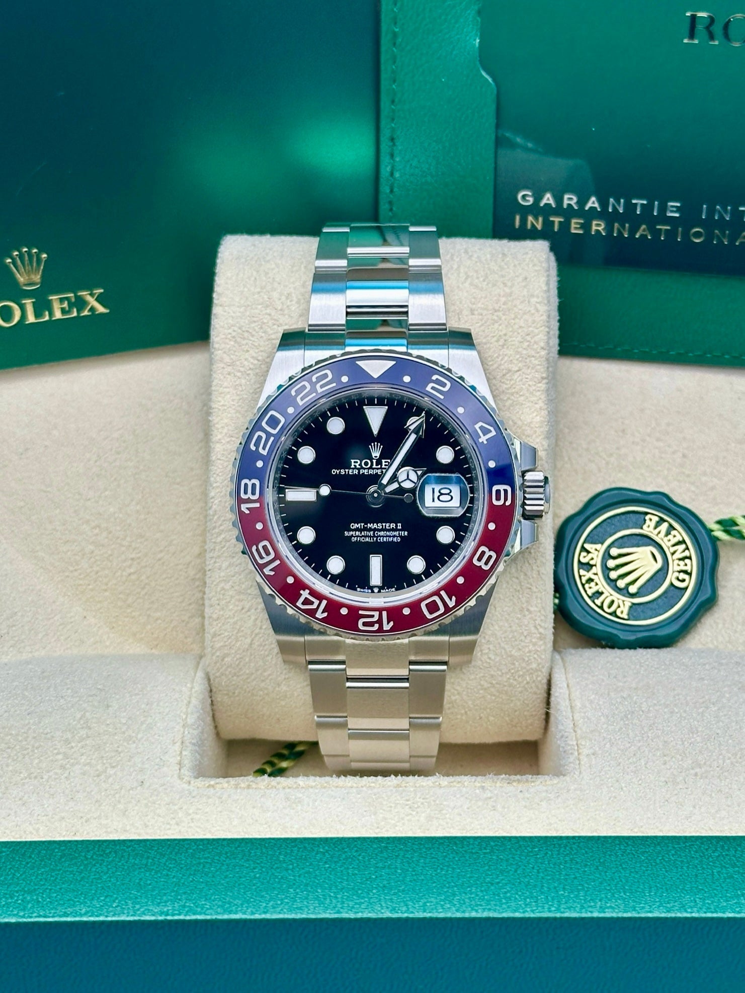 Rolex Steel GMT-Master II 40  - Blue And Red Pepsi Bezel - Black Dial - Oyster Bracelet - 126710BLRO o