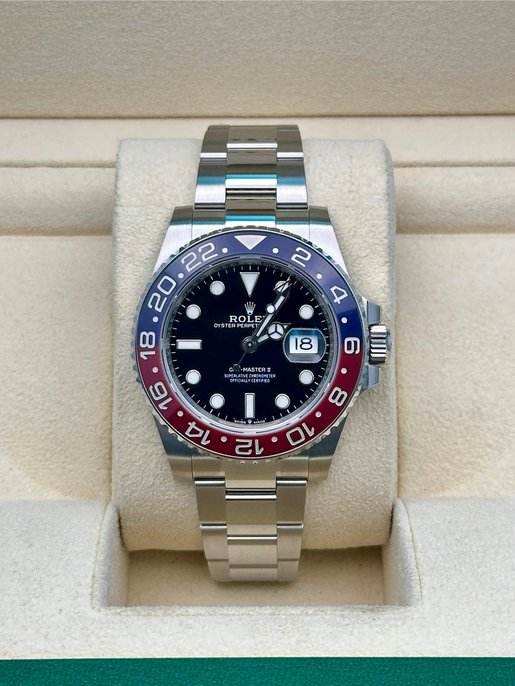 Rolex Steel GMT-Master II 40  - Blue And Red Pepsi Bezel - Black Dial - Oyster Bracelet - 126710BLRO o