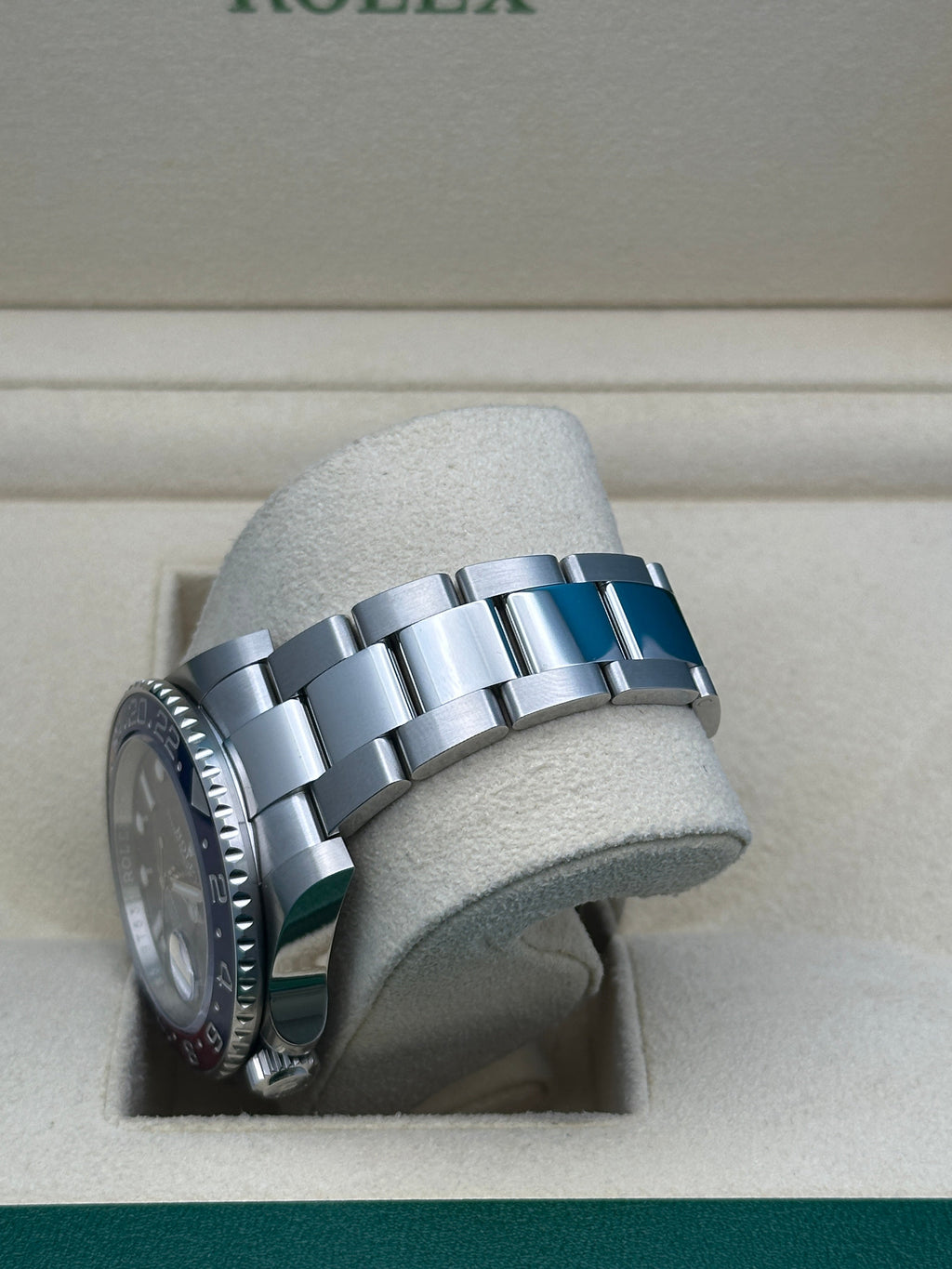 Rolex Steel GMT-Master II 40  - Blue And Red Pepsi Bezel - Black Dial - Oyster Bracelet - 126710BLRO o