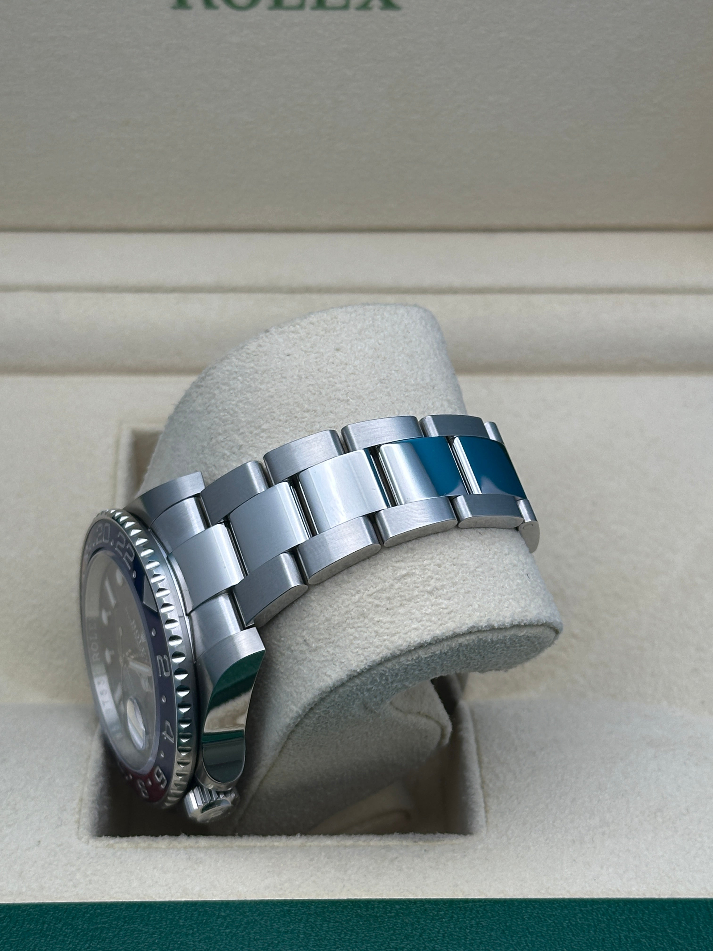 Rolex Steel GMT-Master II 40  - Blue And Red Pepsi Bezel - Black Dial - Oyster Bracelet - 126710BLRO o