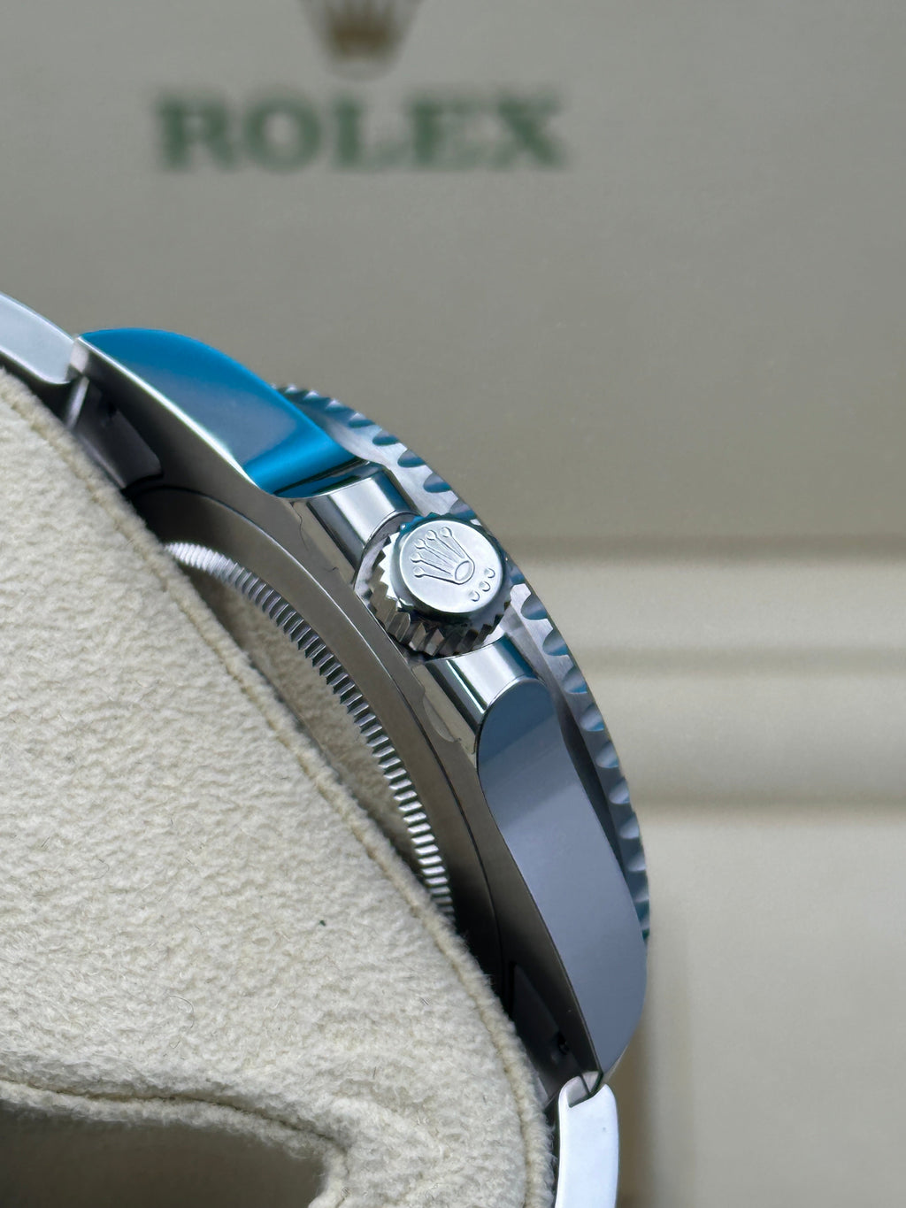 Rolex Steel GMT-Master II 40  - Blue And Red Pepsi Bezel - Black Dial - Oyster Bracelet - 126710BLRO o