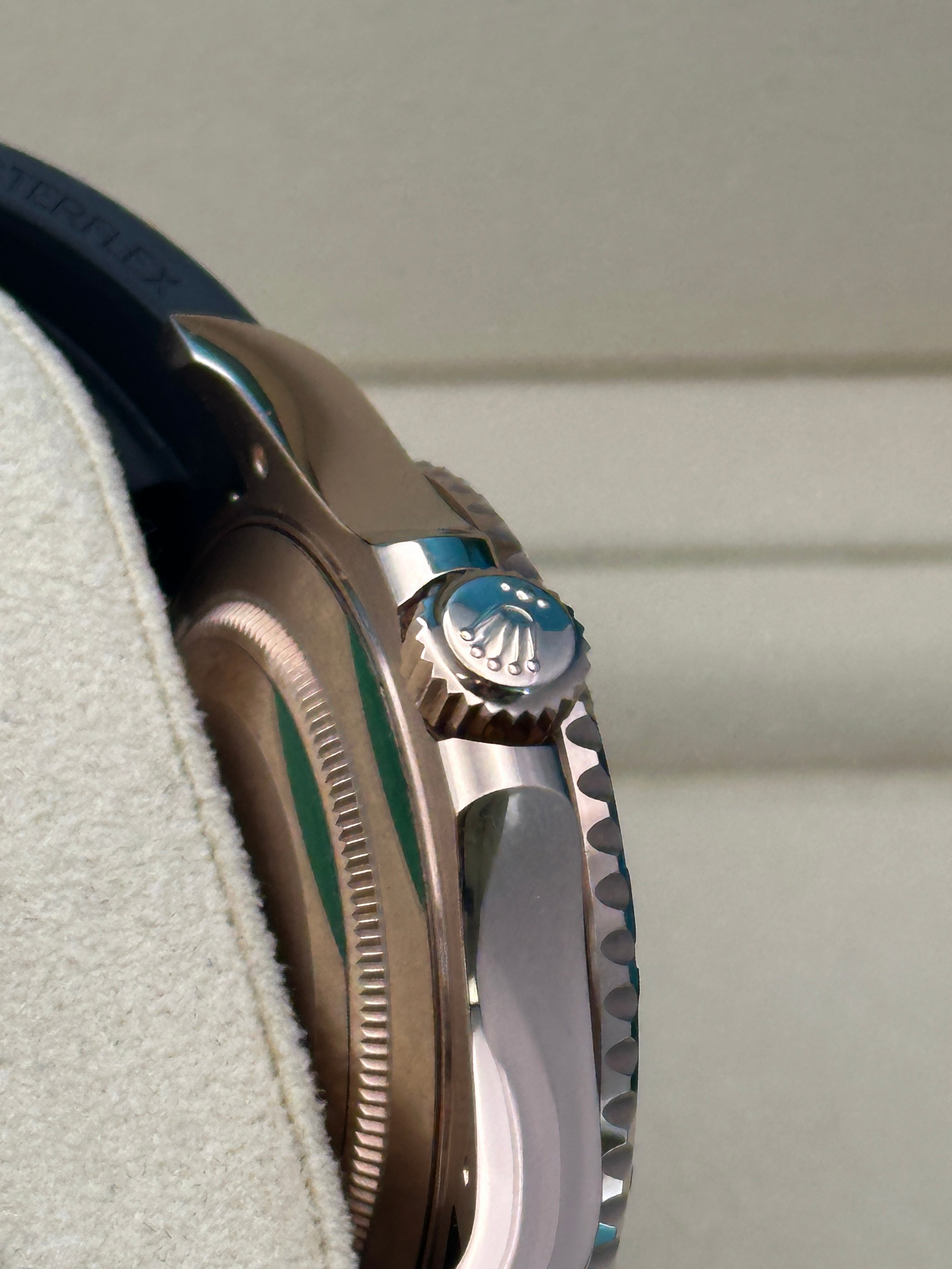 Rolex Everose Gold Yacht-Master 40 Watch - Black Dial - Oysterflex Strap
