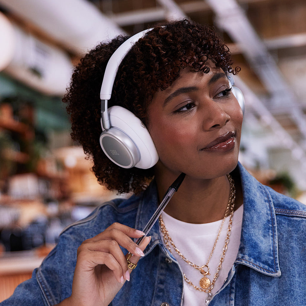 JBL Live 780NC Wireless Over Ear Noise Cancelling Headphone Bundle with gSport Case (White)