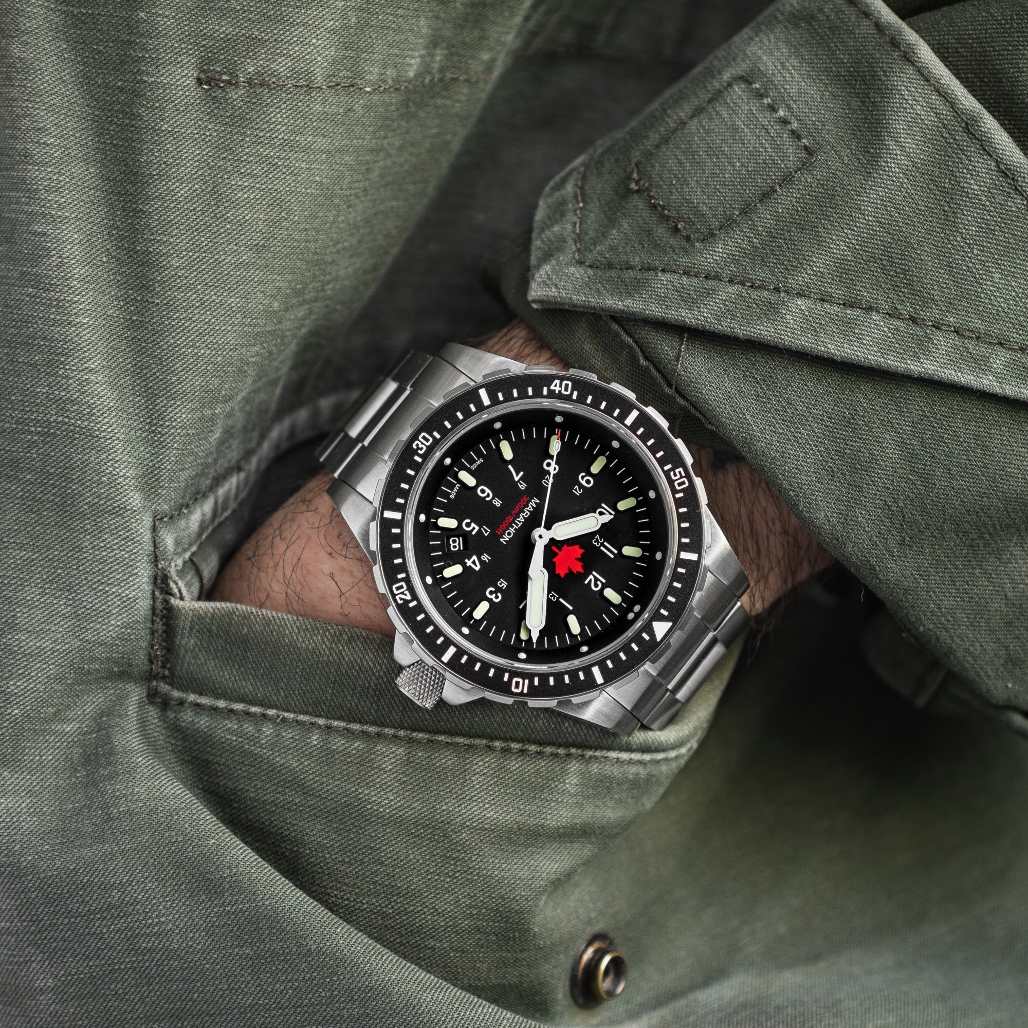 Marathon Jumbo Diver's Quartz (JSAR) - 46mm Maple Leaf dial Limited Edition Stainless Steel WW194018BRACE-MPL