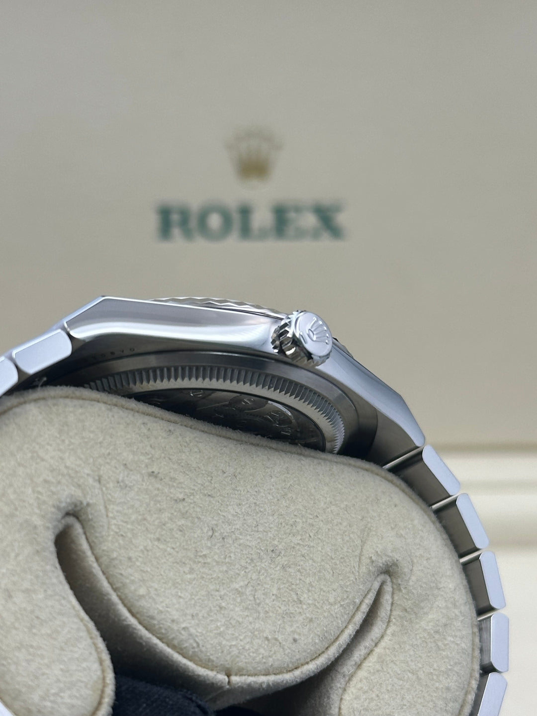 Rolex Land-Dweller 40 White Gold Oystersteel Intense White Honeycomb Motif Dial Fluted Bezel Flat Jubilee Bracelet 127334 - 2025