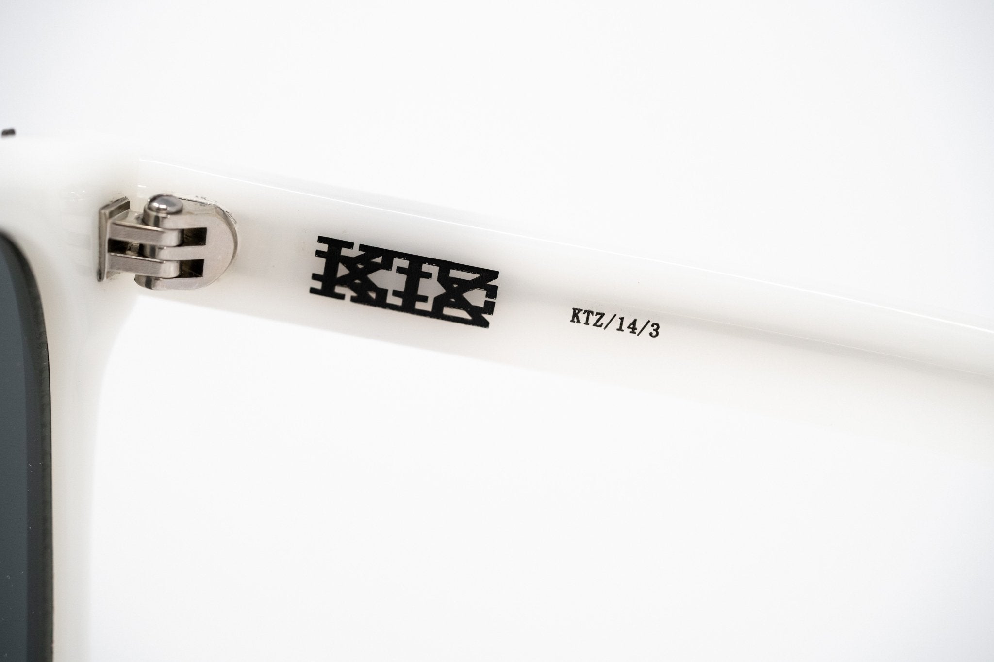 Kokon To Zai Sunglasses D-Frame White and Silver