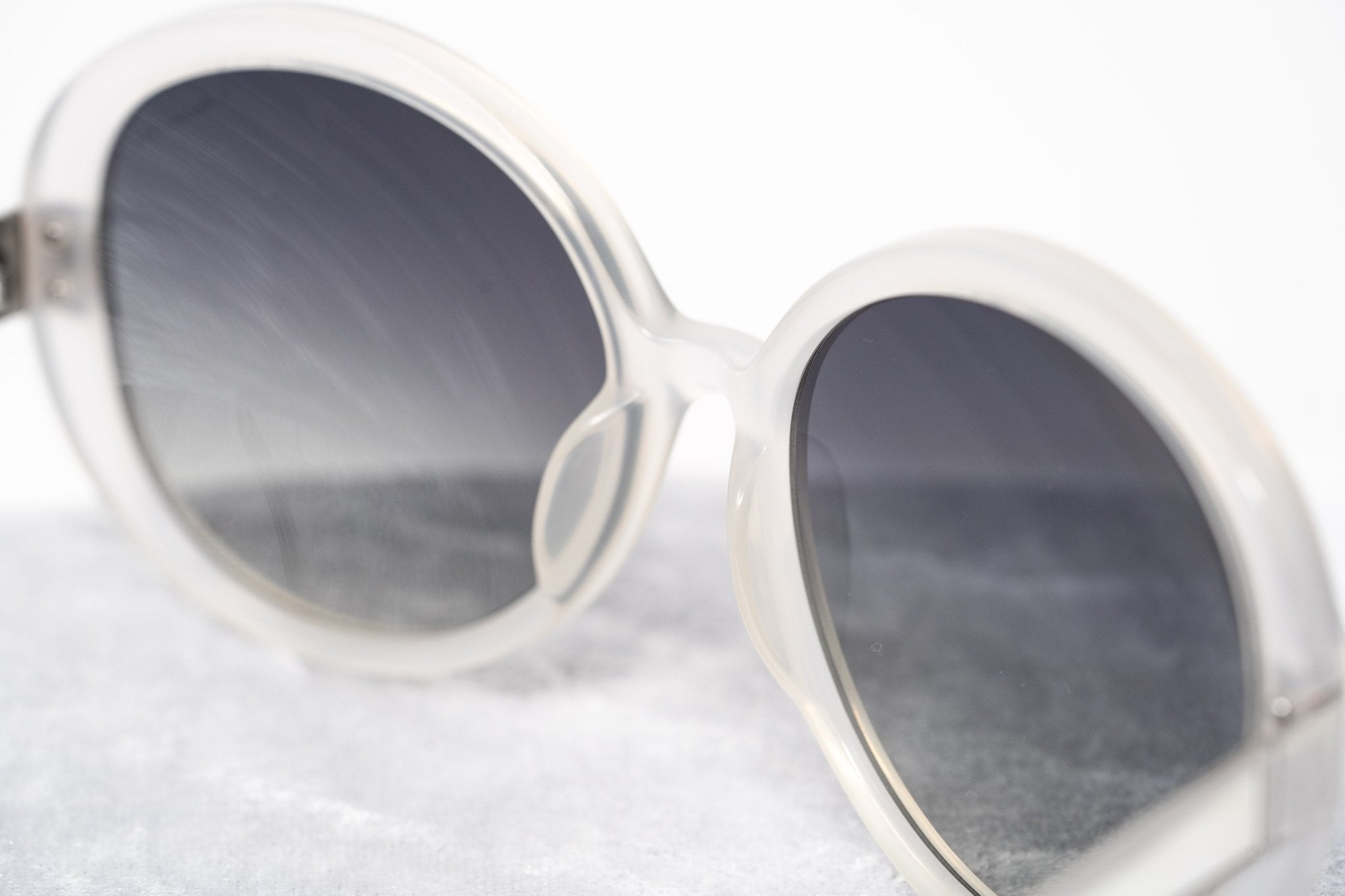 Oscar De La Renta Sunglasses Round Ivory and Grey