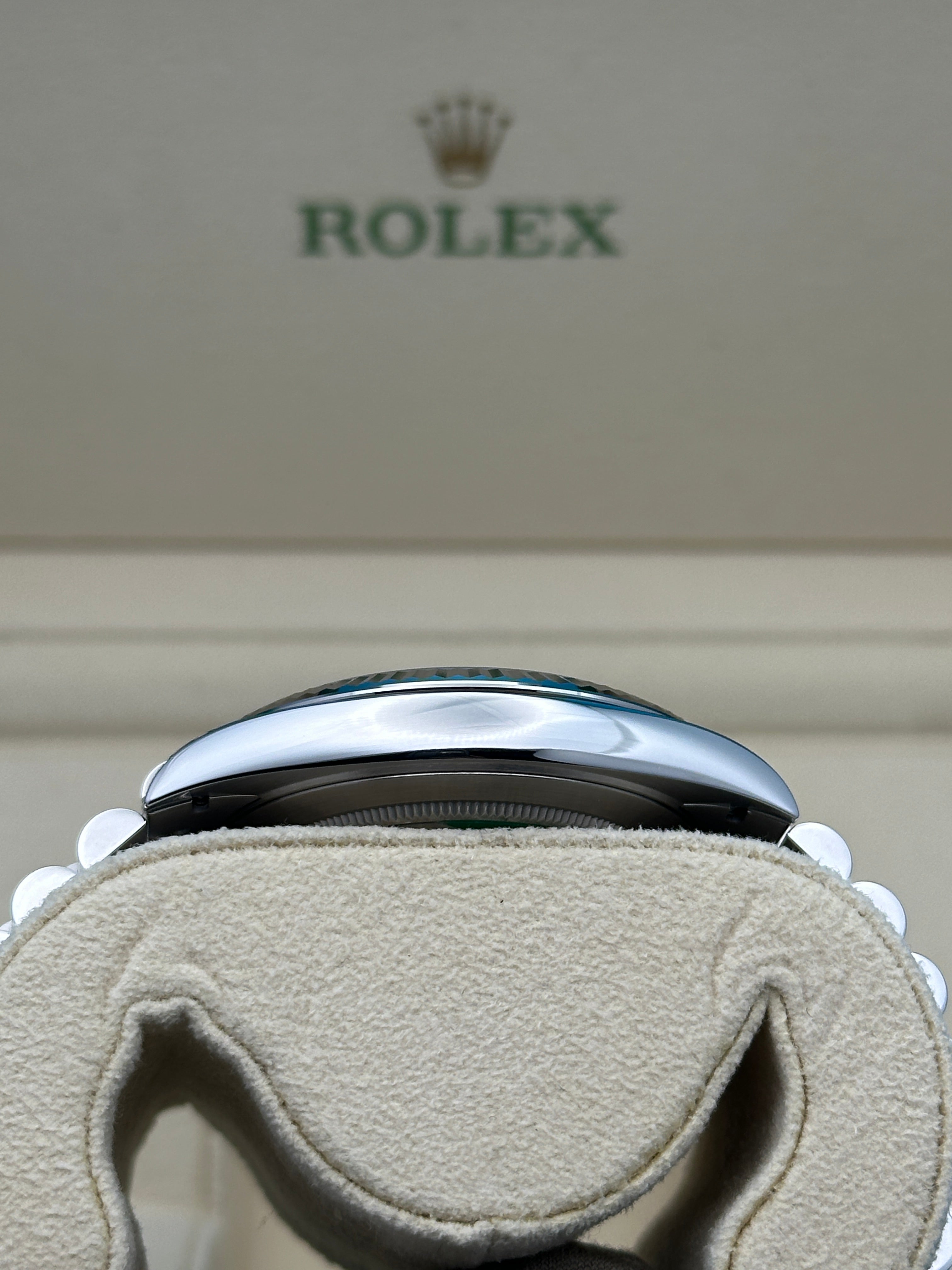 Rolex Steel and White Gold Rolesor Datejust 41  - Black Index Dial - Jubilee Bracelet - 126334 bkij