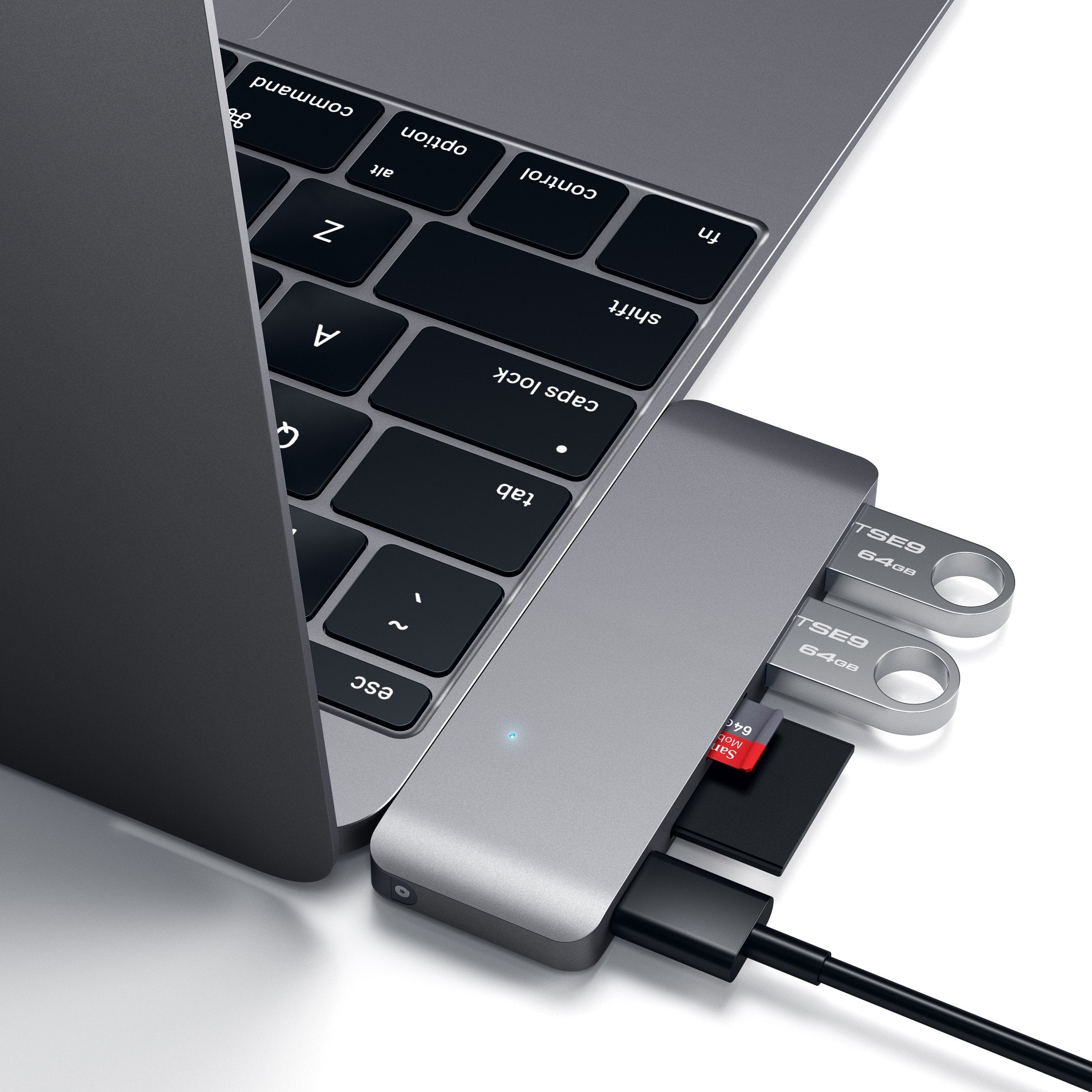 USB-C-Pass-Through-Hub